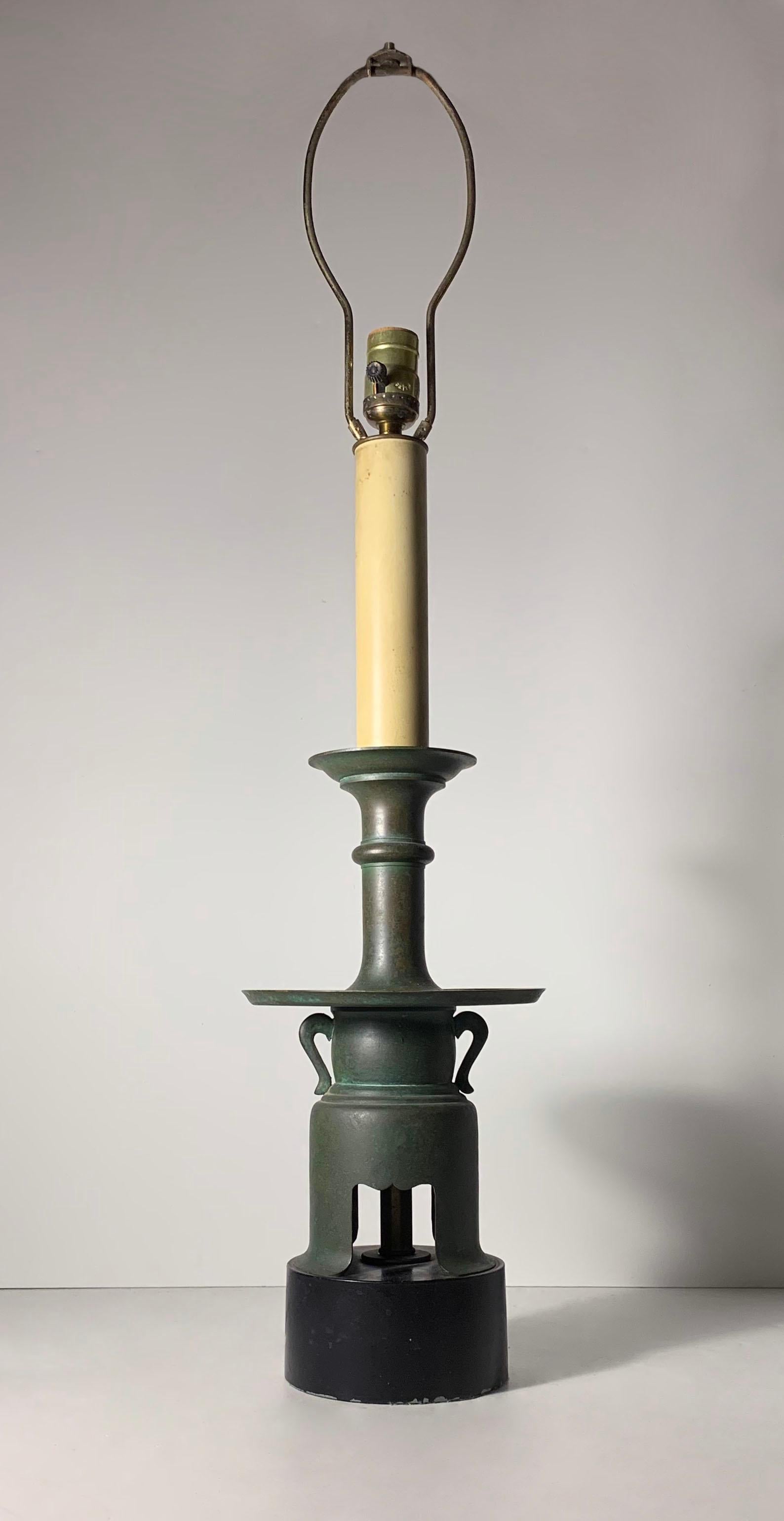 Lampade decorative cinesi d'epoca in bronzo orientale di Norman Perry INC.

Alto 32,5