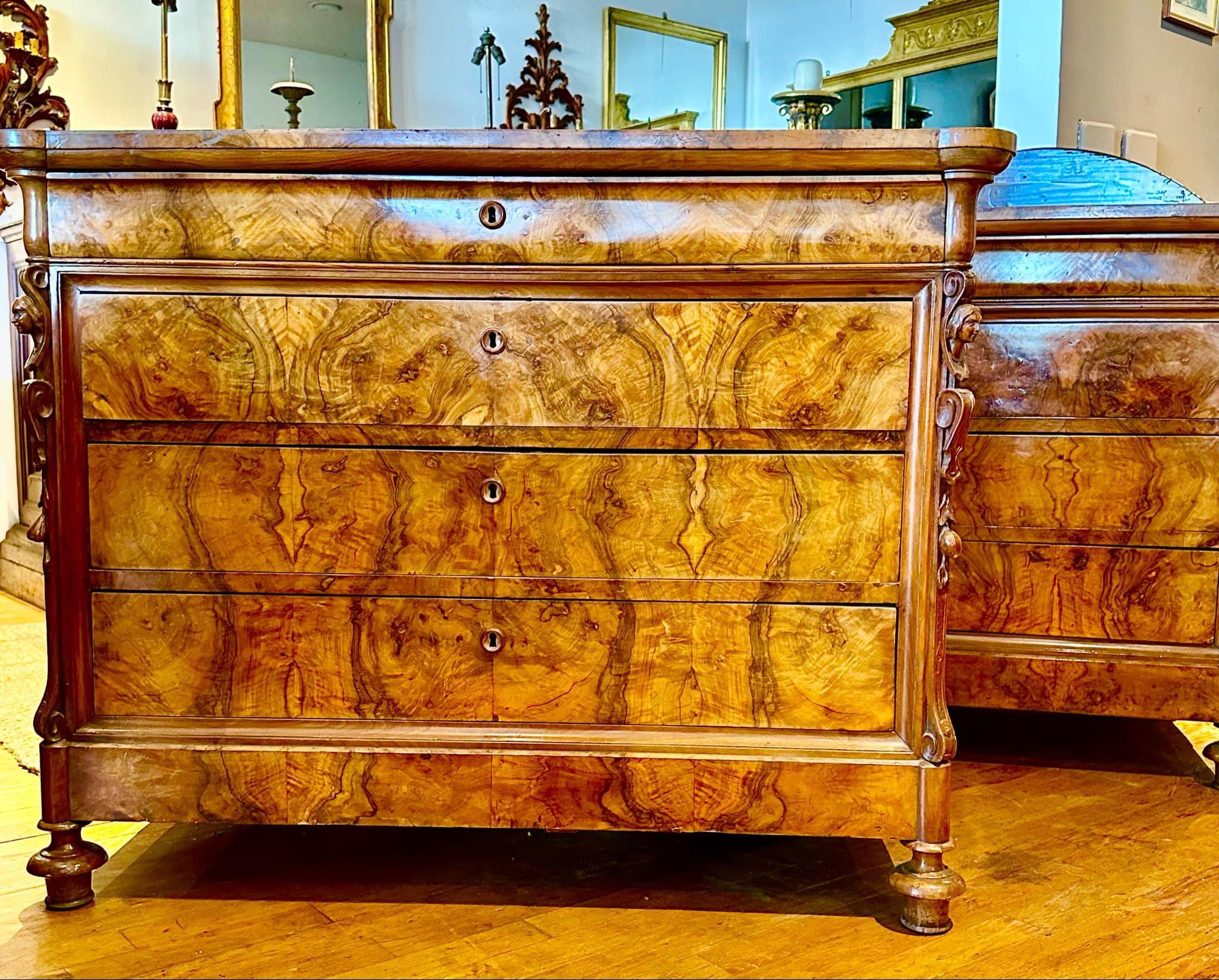 Italiano Coppia di commodes in radica di Wanut del Nord Italia - CIRCA 1880 in vendita