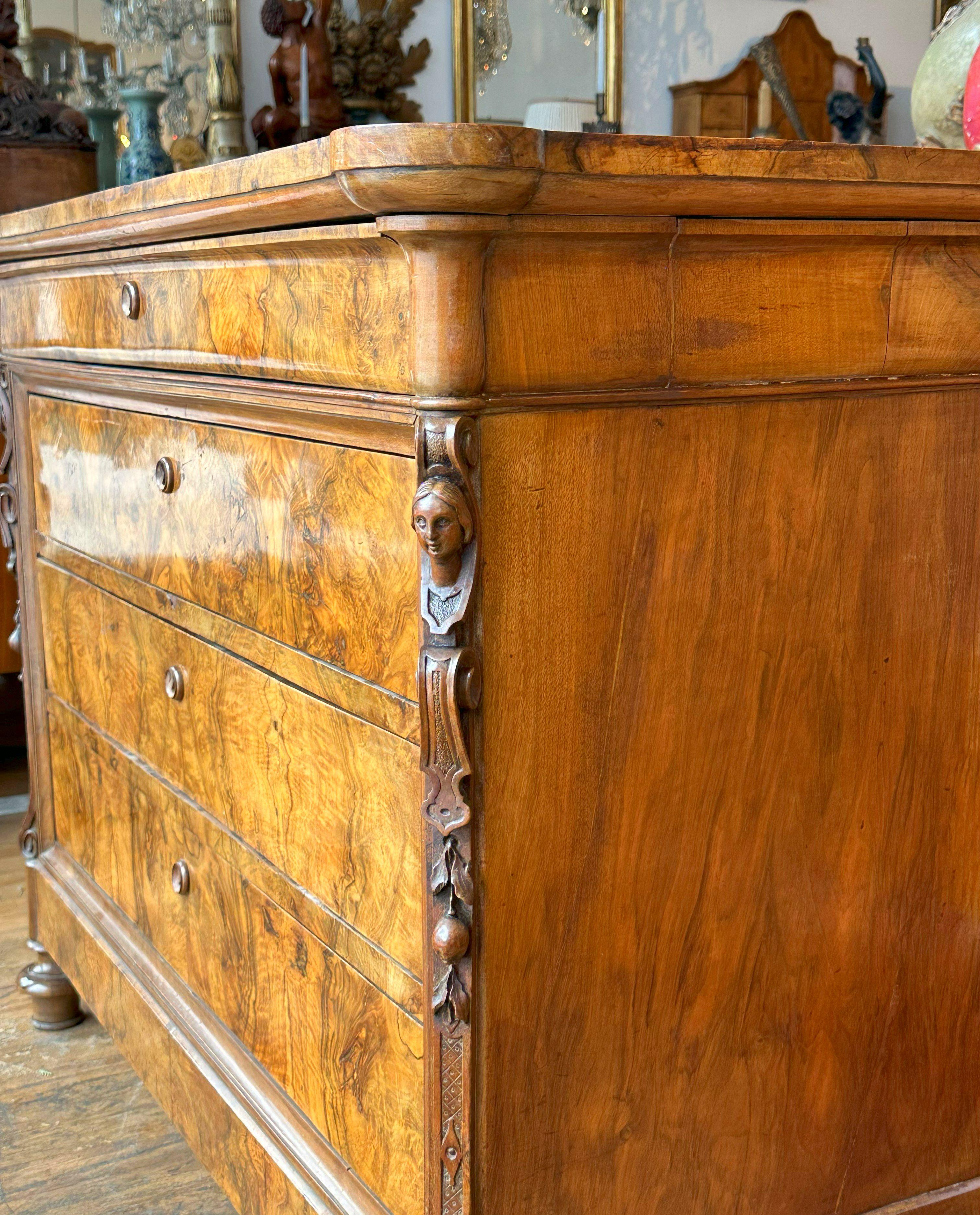 XIX secolo Coppia di commodes in radica di Wanut del Nord Italia - CIRCA 1880 in vendita