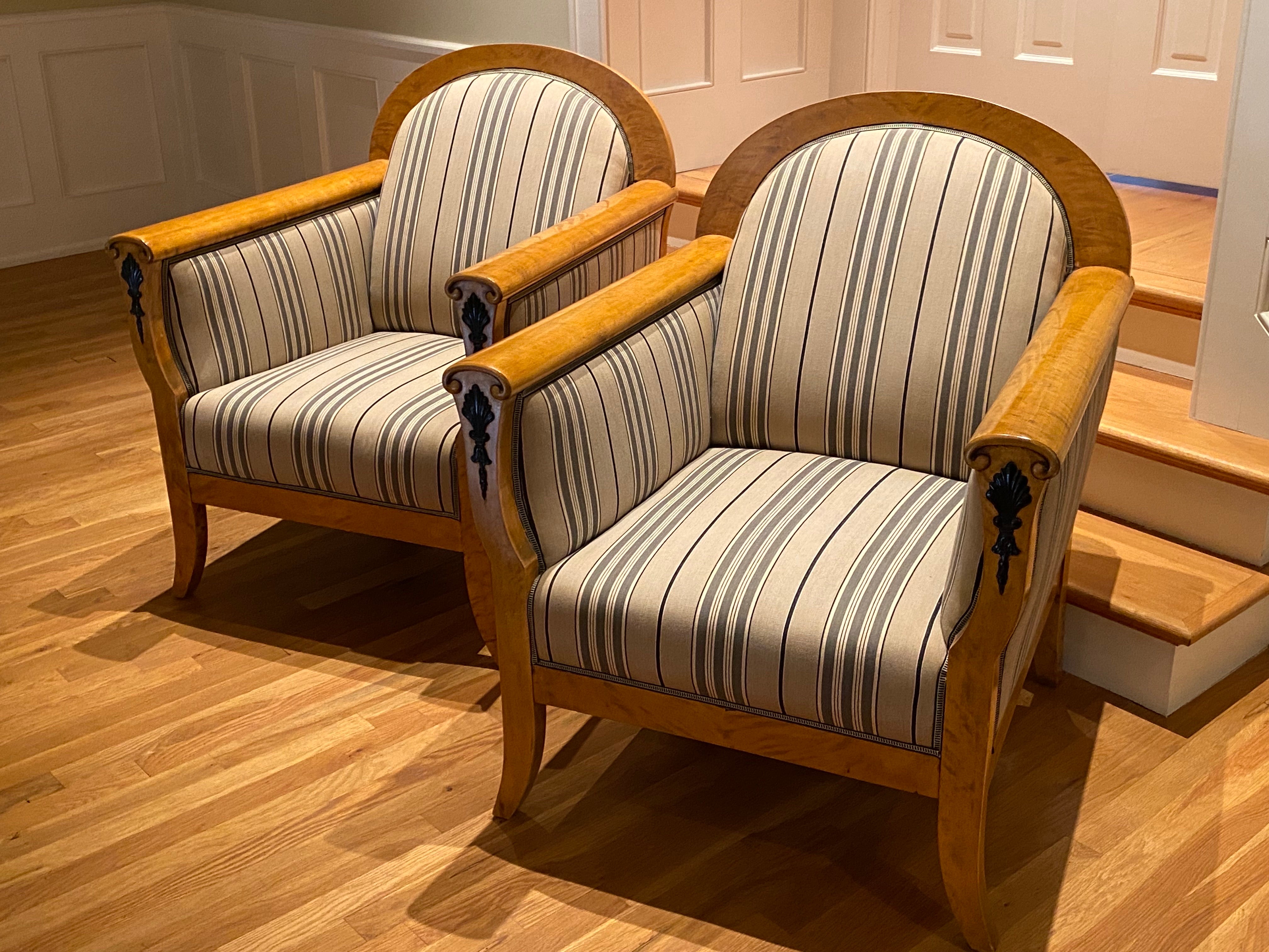 Paire de fauteuils Biedermeier en bouleau d'Europe du Nord avec détails en bois ébonisé, début des années 1900. 
Assortie à un canapé du même style dans une autre annonce, cette belle paire de chaises longues est d'un raffinement simplifié. Le début