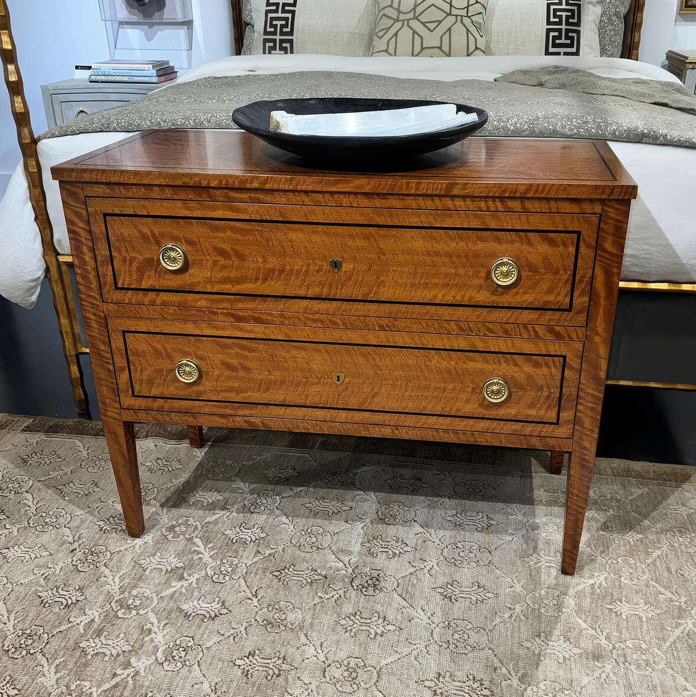 Neoclassico Coppia di commodes in stile nordeuropeo in vendita