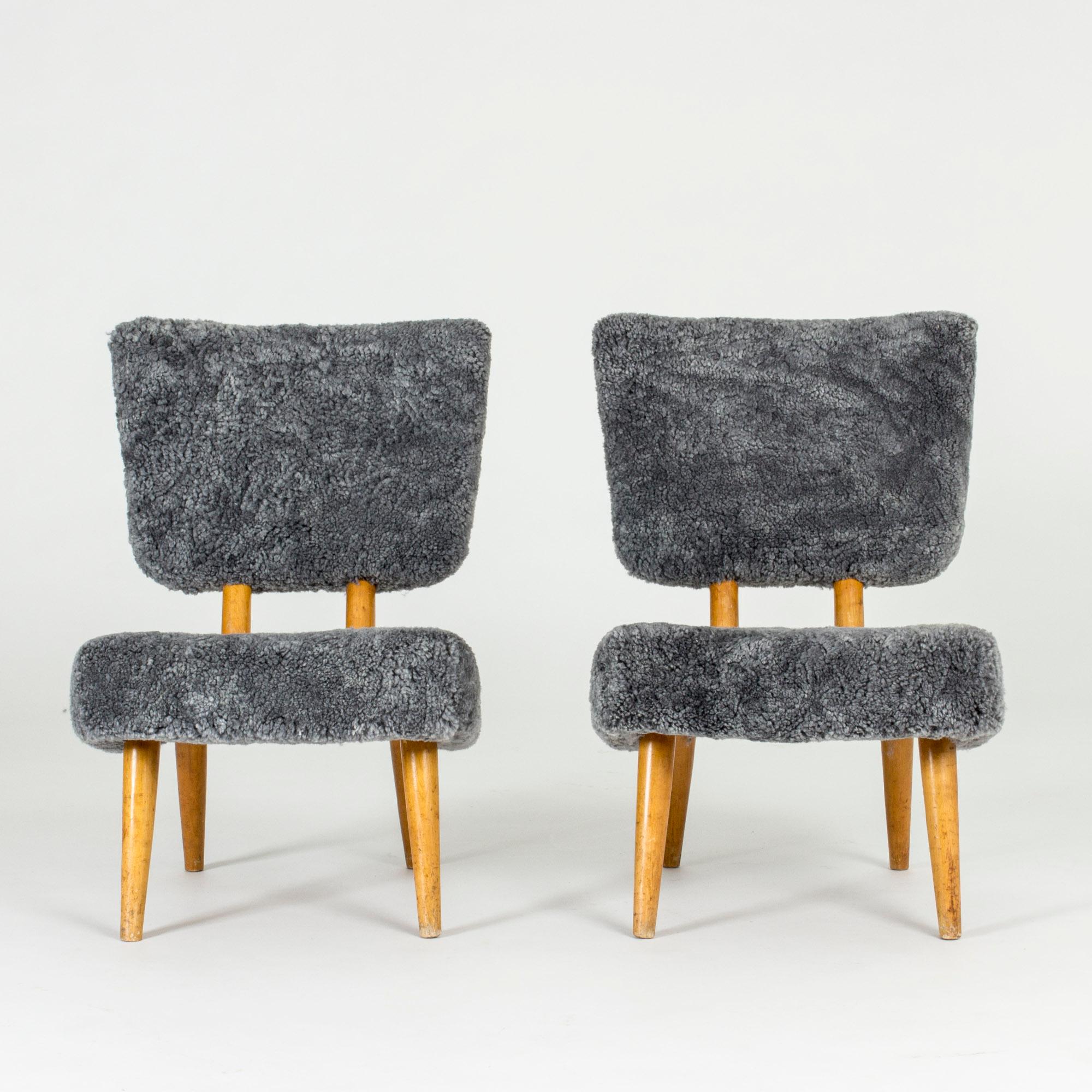 Coppia di sfacciate sedie da salotto, realizzate in Norvegia negli anni '40. Un modello raro e pulito con un elevato comfort e un aspetto leggero. Rivestito con pelle di pecora.