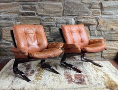 Paire de chaises longues norvégiennes en bois courbé et cuir - Elsa and Nordahl Solheim