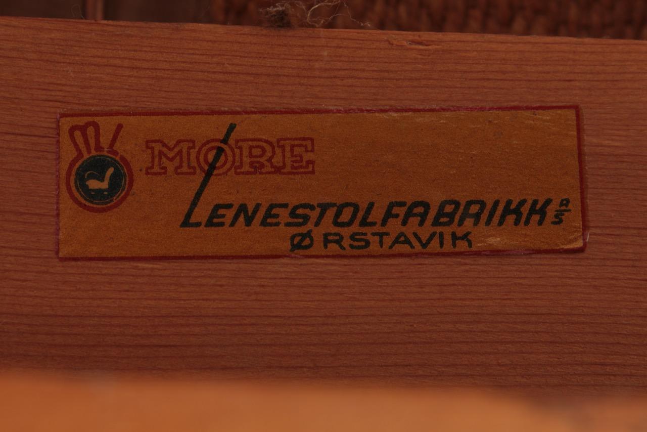 Coppia di sedie da salotto norvegesi con pelle patinata, anni '40 in vendita 3