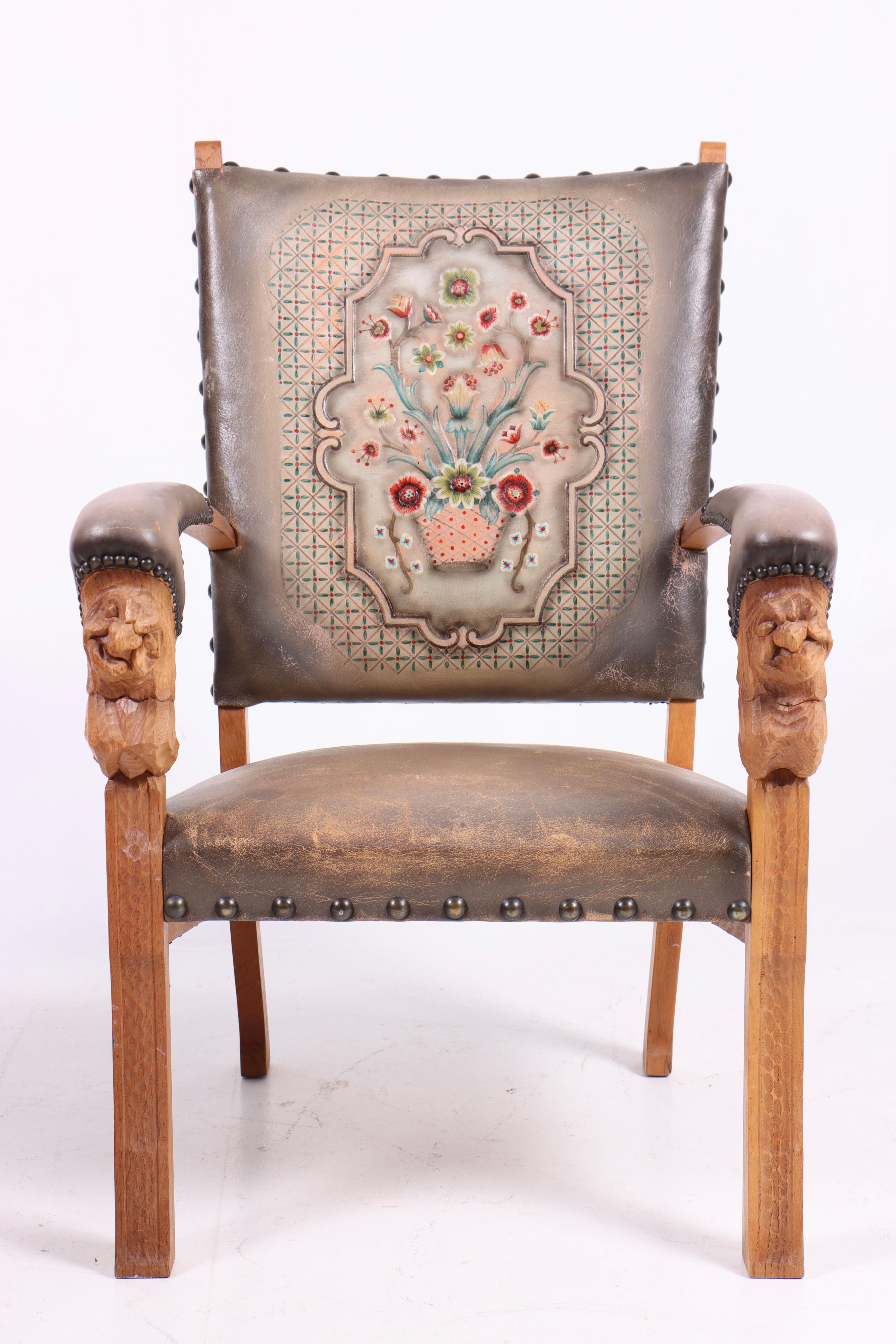 Ces fauteuils norvégiens des années 1950 dégagent une élégance et un charme intemporels avec leur cuir patiné et leur structure en chêne massif. Chaque chaise est méticuleusement fabriquée avec une combinaison d'artisanat authentique et d'esthétique