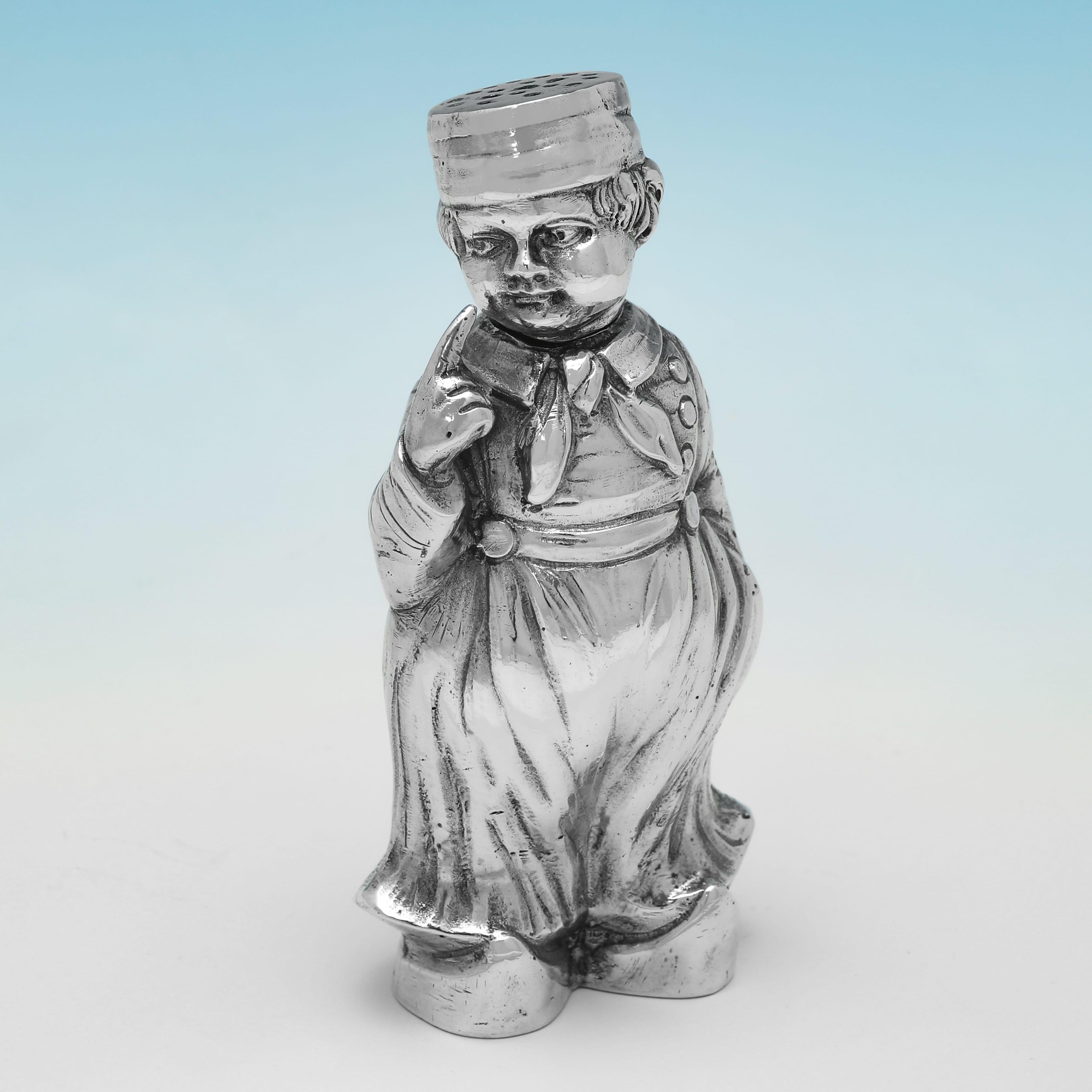Questa deliziosa coppia di pepiere tedesche in argento 800 standard, realizzate nel 1910 circa, dona fascino e fantasia a qualsiasi cucina raffinata o esposizione di argenteria da collezione. Questi Shakers sono realizzati con le sembianze di un