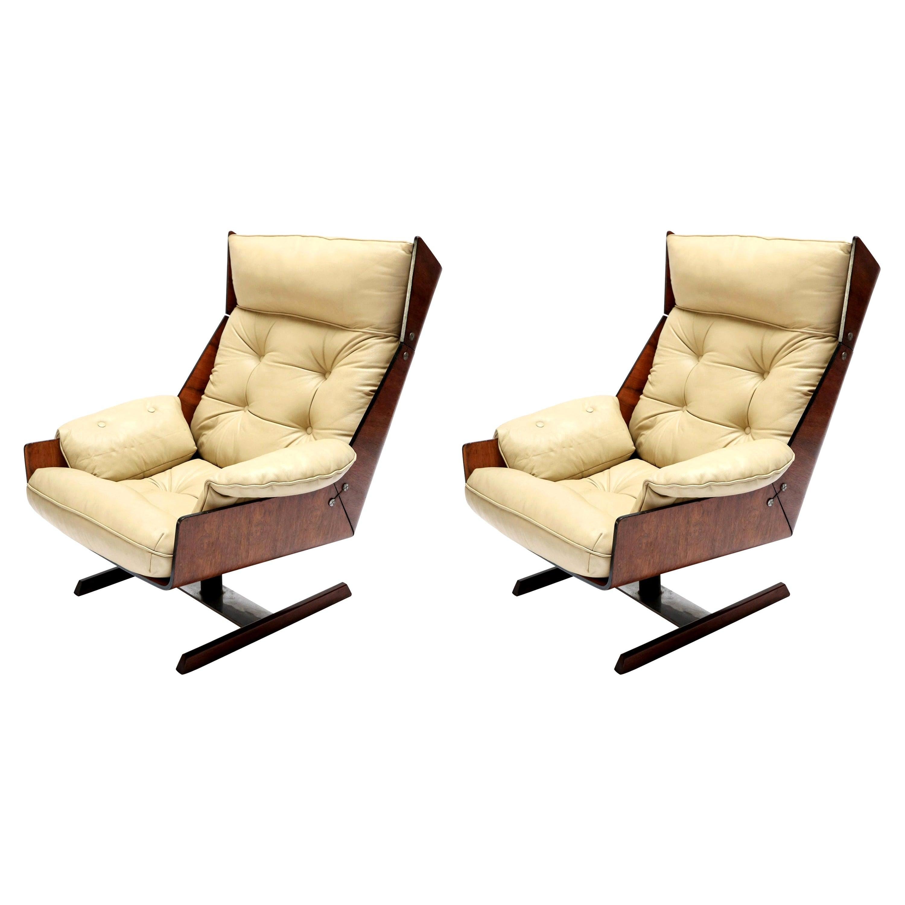 Pair of Novo Rumo 1960s Brazilian Jacaranda Wood Lounge Chairs in Beige Leather For Sale