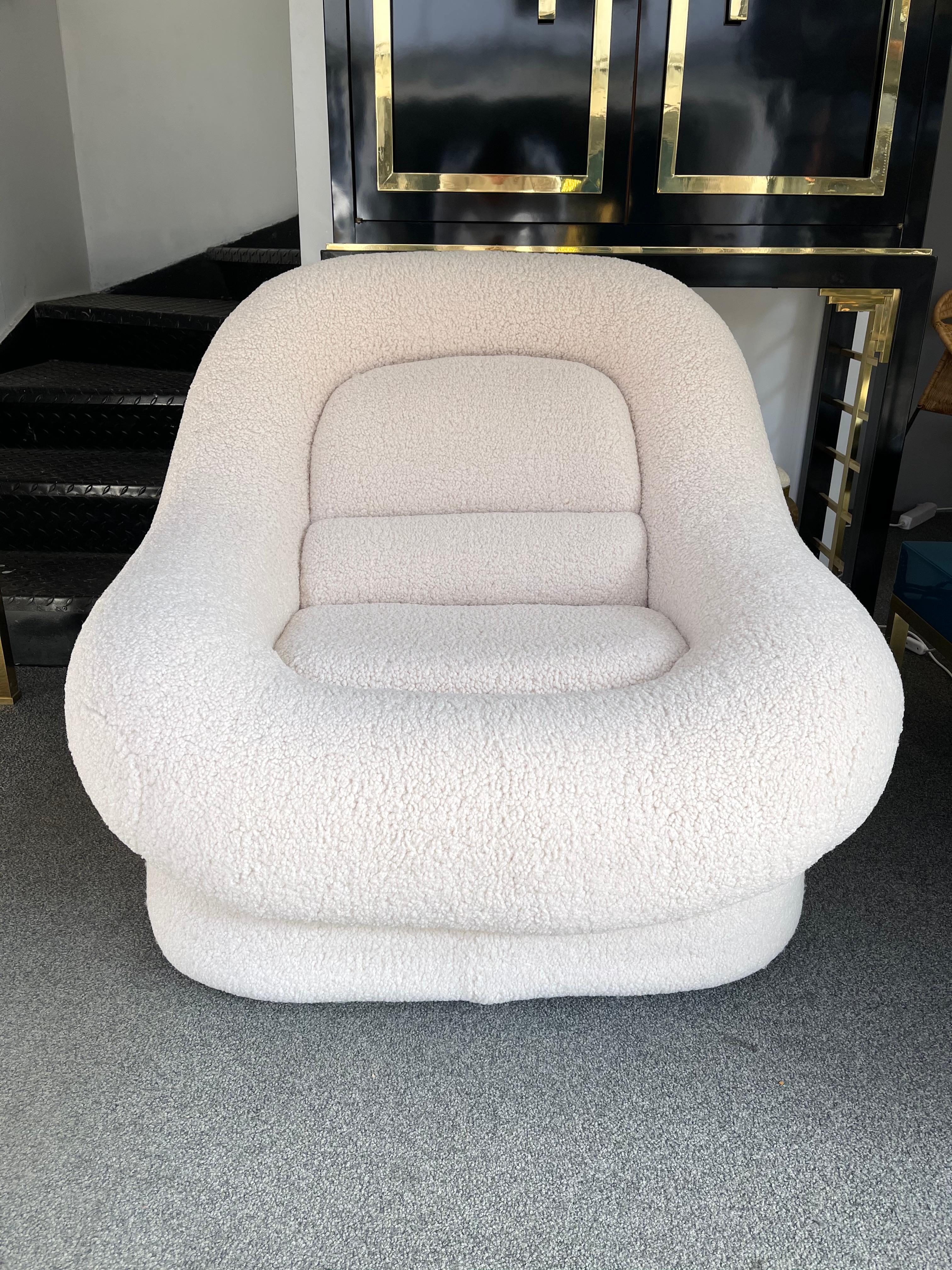 Rare pair of armchairs lounge chairs model Nuava by Emilio Guarnacci for his editor 1P (1969) New upholstery with a bouclé sheep style fabric. Original stamp under. On request Original documentation. Famous design like Gio Ponti, Gianfranco
