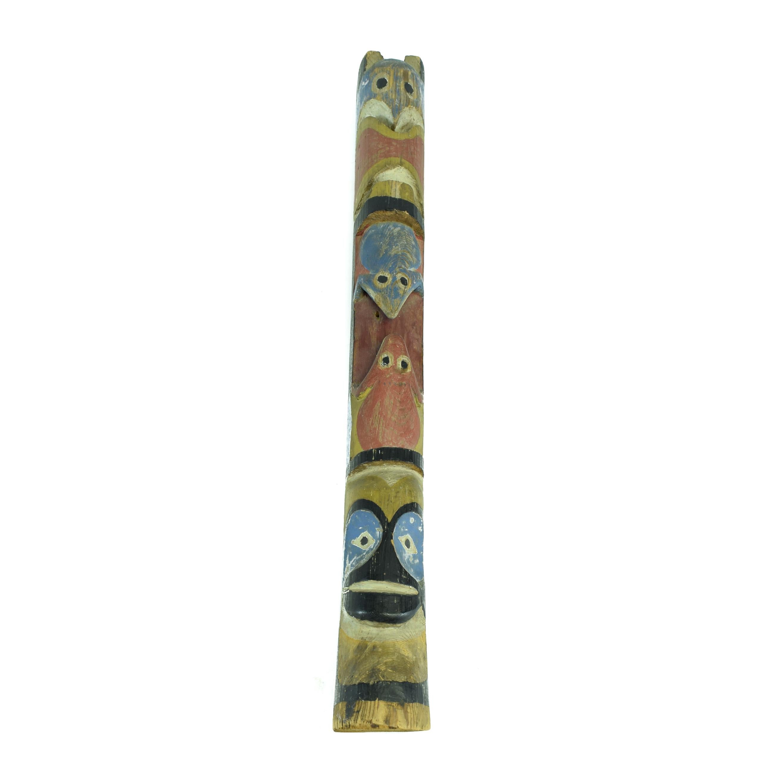 Cette paire de totems Nuu-chah-nulth colorés de plus grande taille a probablement été fabriquée pour un magasin de curiosités de Seattle ou de Victoria vers 1915. Les poteaux ont encore leur peinture d'origine et ont une patine fantastique. Le mât