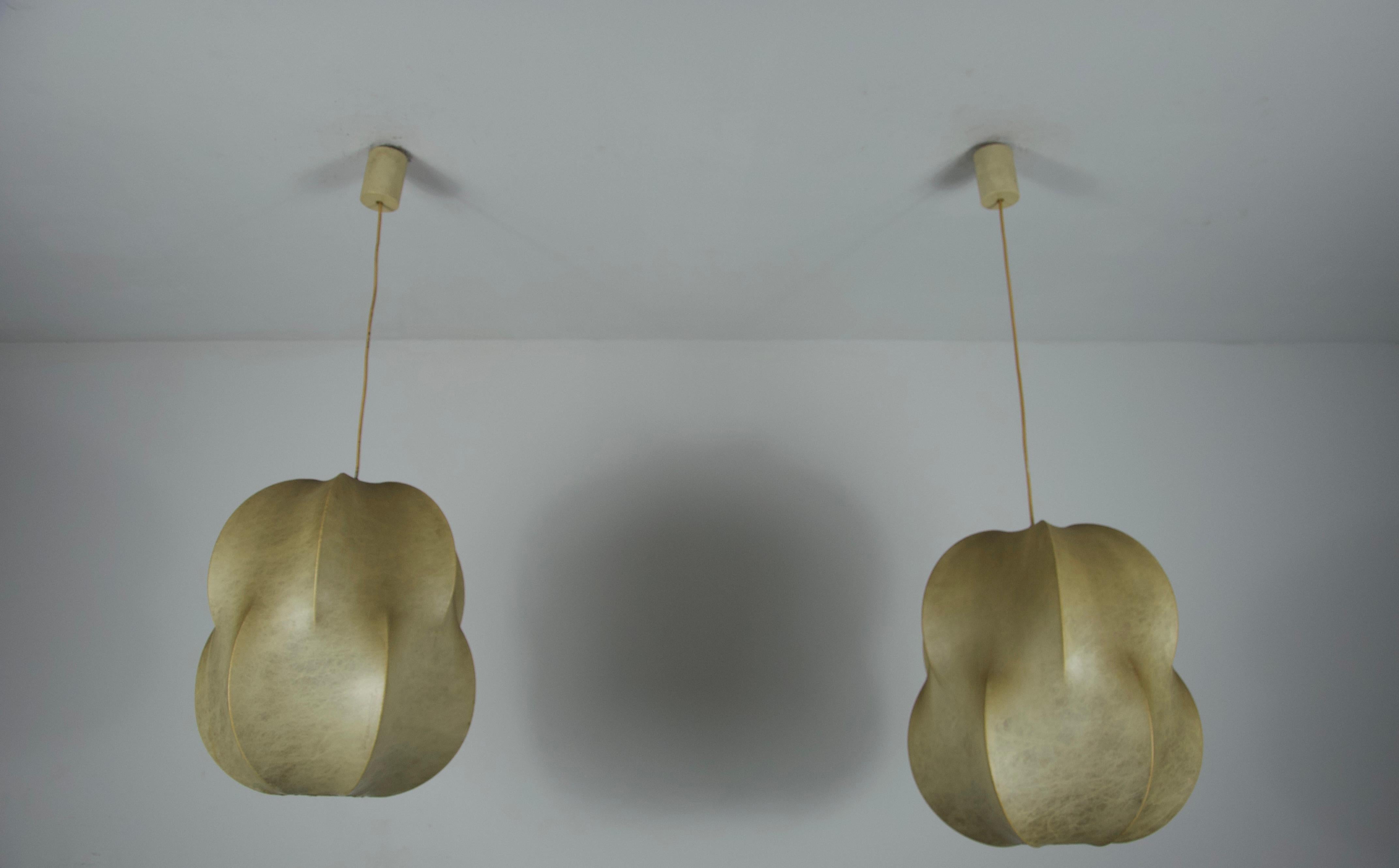 Se trata de un par de lámparas colgantes 