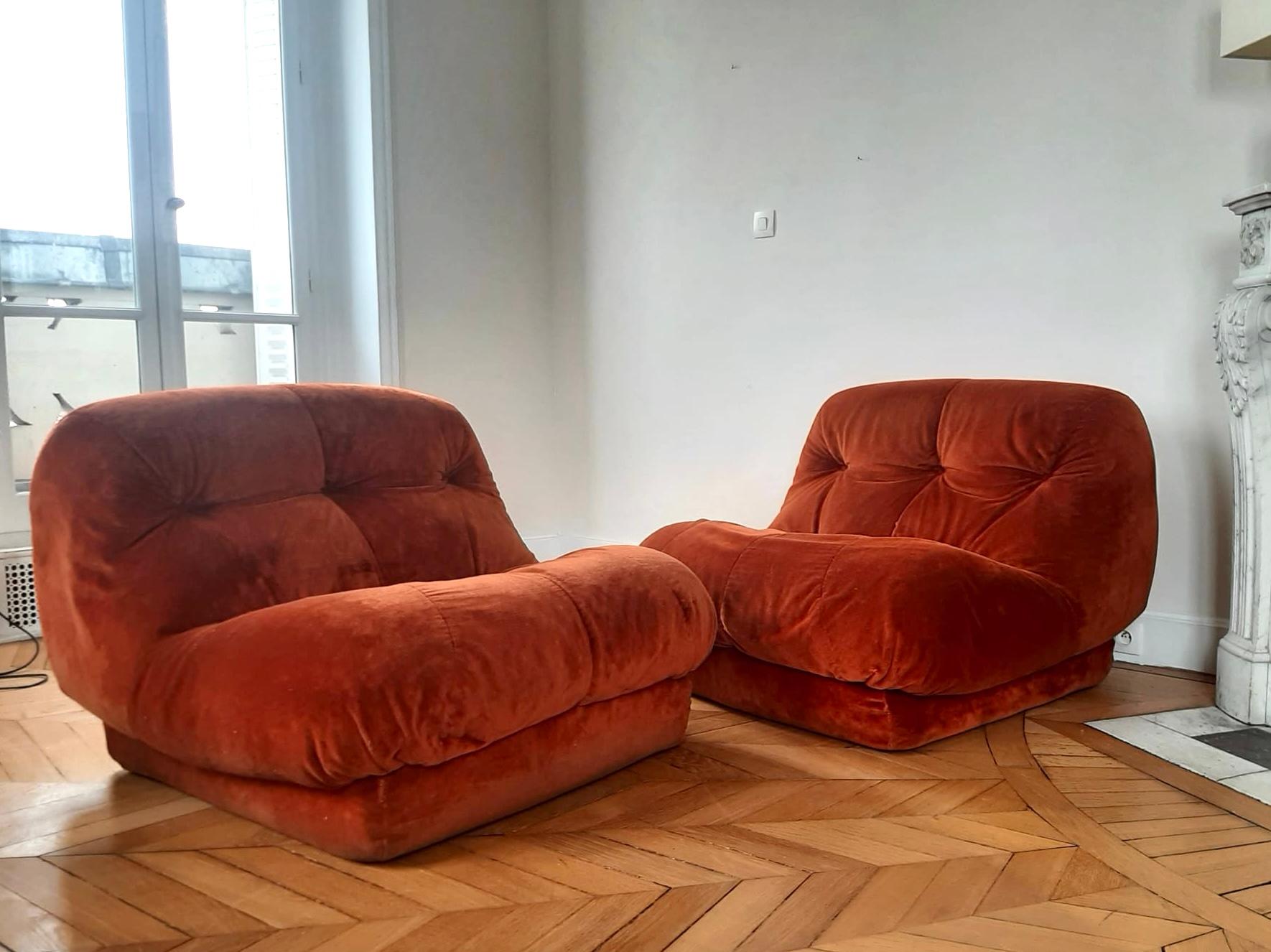 Pair of lounge chairs model Nuvolone by the designer Rino Maturi for the italian editor Mimo Padova.
The shape, the generous dimensions and the quality of the foam make them seats of great comfort.
These chairs have their original orange-brick
