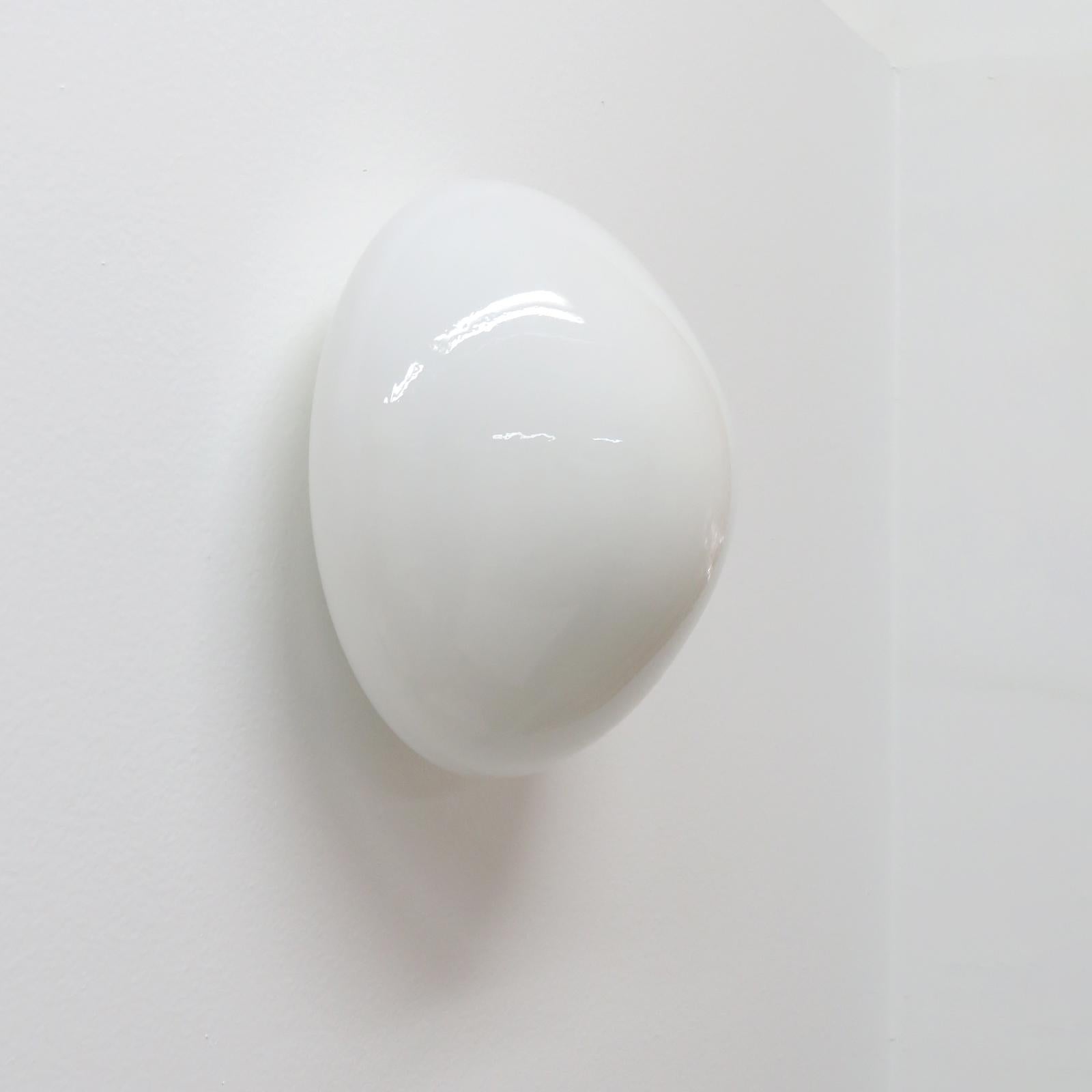 Magnifiques appliques murales rondes modèle NWL 961, conçues par Wilhelm Wagenfeld pour Lindner, 1950, avec des abat-jour en verre blanc moulé en forme de goutte et une base en porcelaine - parfaites pour toute salle de bains. Une douille E26,
