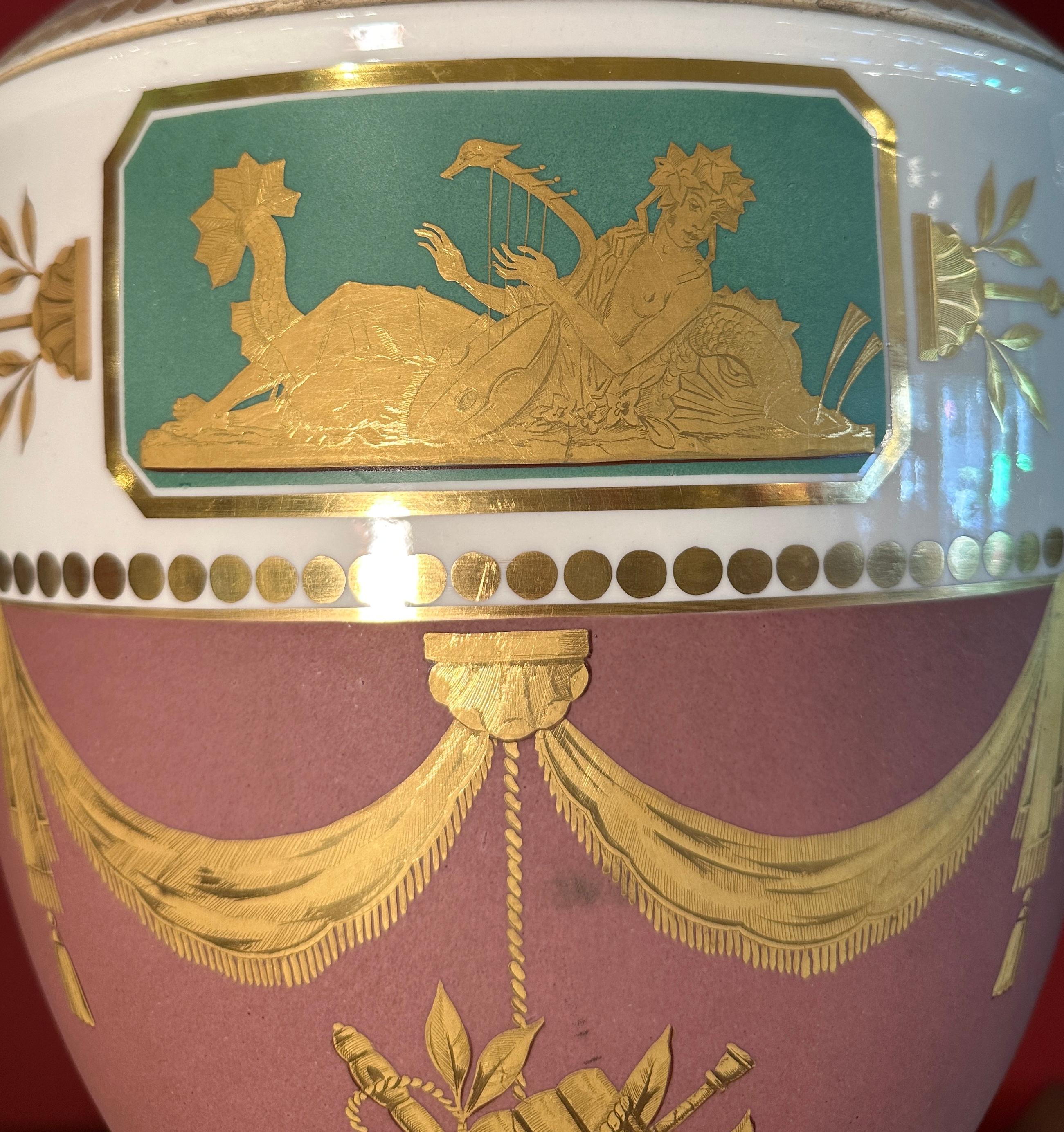 Neoclassico Coppia di vasi ad anfora in porcellana Nymphenburg, circa 1920 in vendita