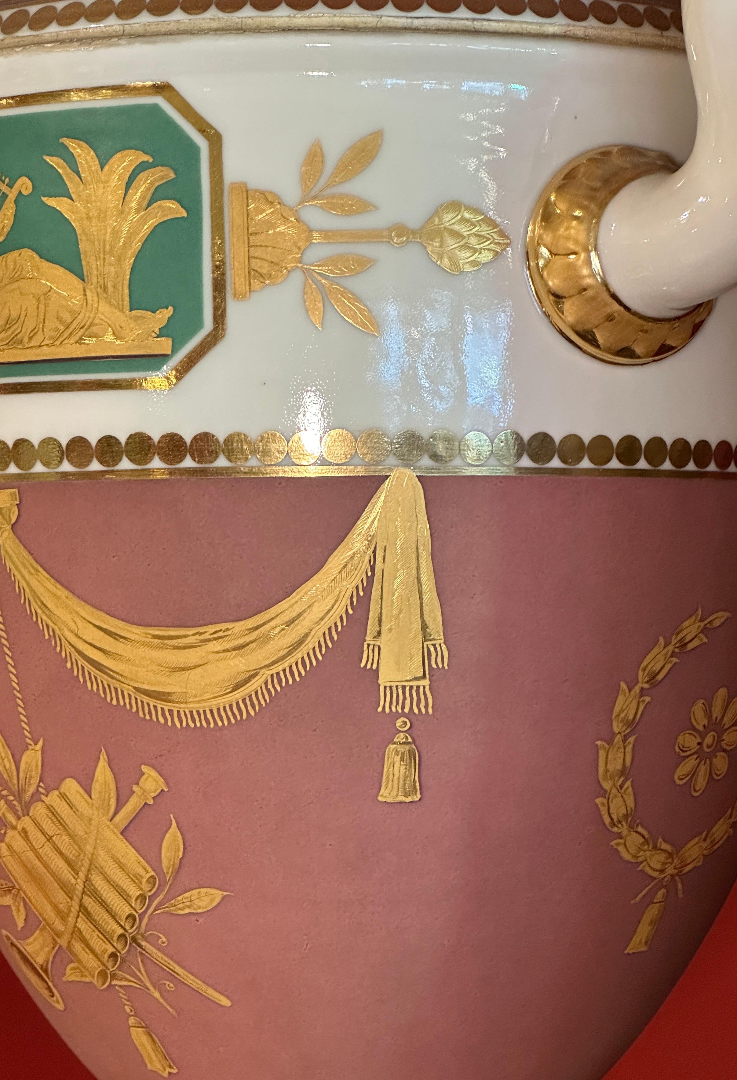 XX secolo Coppia di vasi ad anfora in porcellana Nymphenburg, circa 1920 in vendita