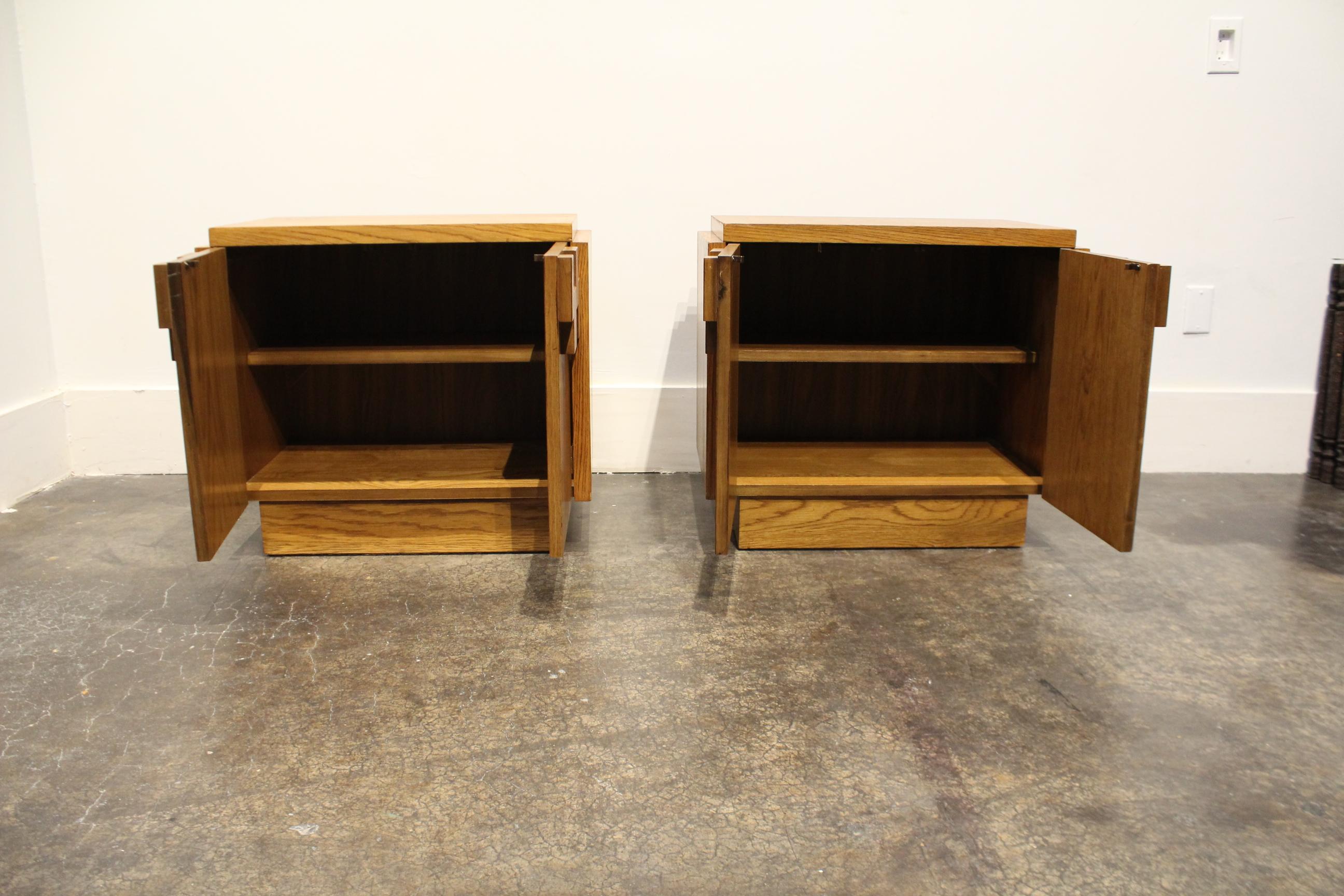 Pair of Oak 1970s Mid-Century Modern Brutalist Nightstands by Lane In Good Condition For Sale In Dallas, TX