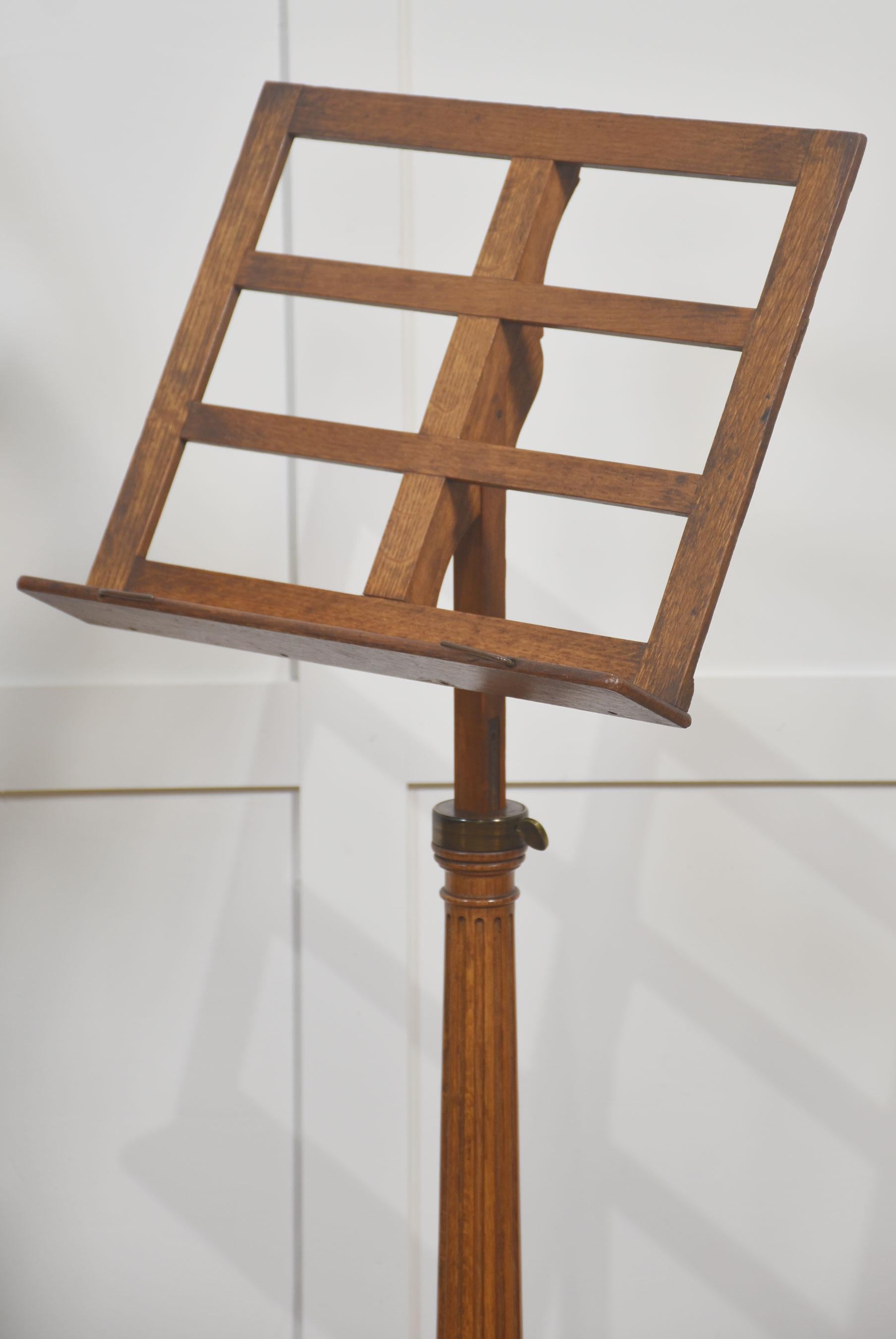 Pair of Oak Adjustable Music Stands In Good Condition For Sale In Cheshire, GB