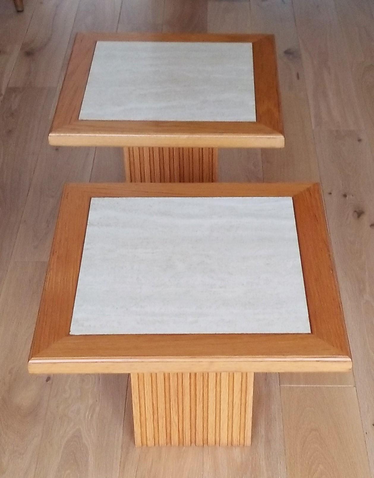 Paire de tables d'appoint néoclassiques en chêne et travertin beige:: France:: 1970 en vente 7