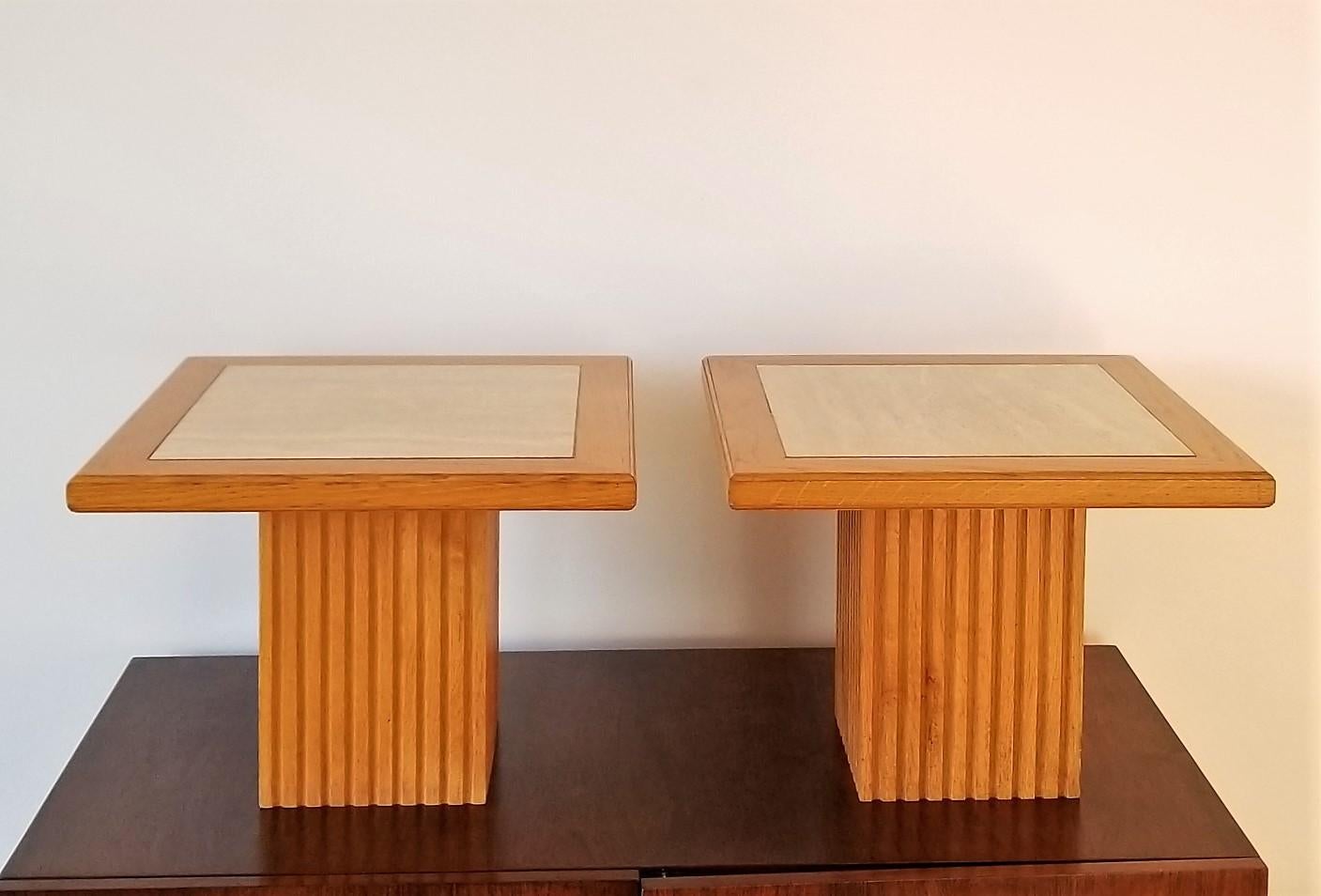 Elegantes Paar Canapé-Tabletten aus massiver Eiche und Travertin
strukturierte Holzoberfläche 
guter Vintage-Zustand
ähnlich wie Maison Jansen
diese Beistelltische werden von Frankreich aus versandt und können entweder nach Frankreich oder nach NY,