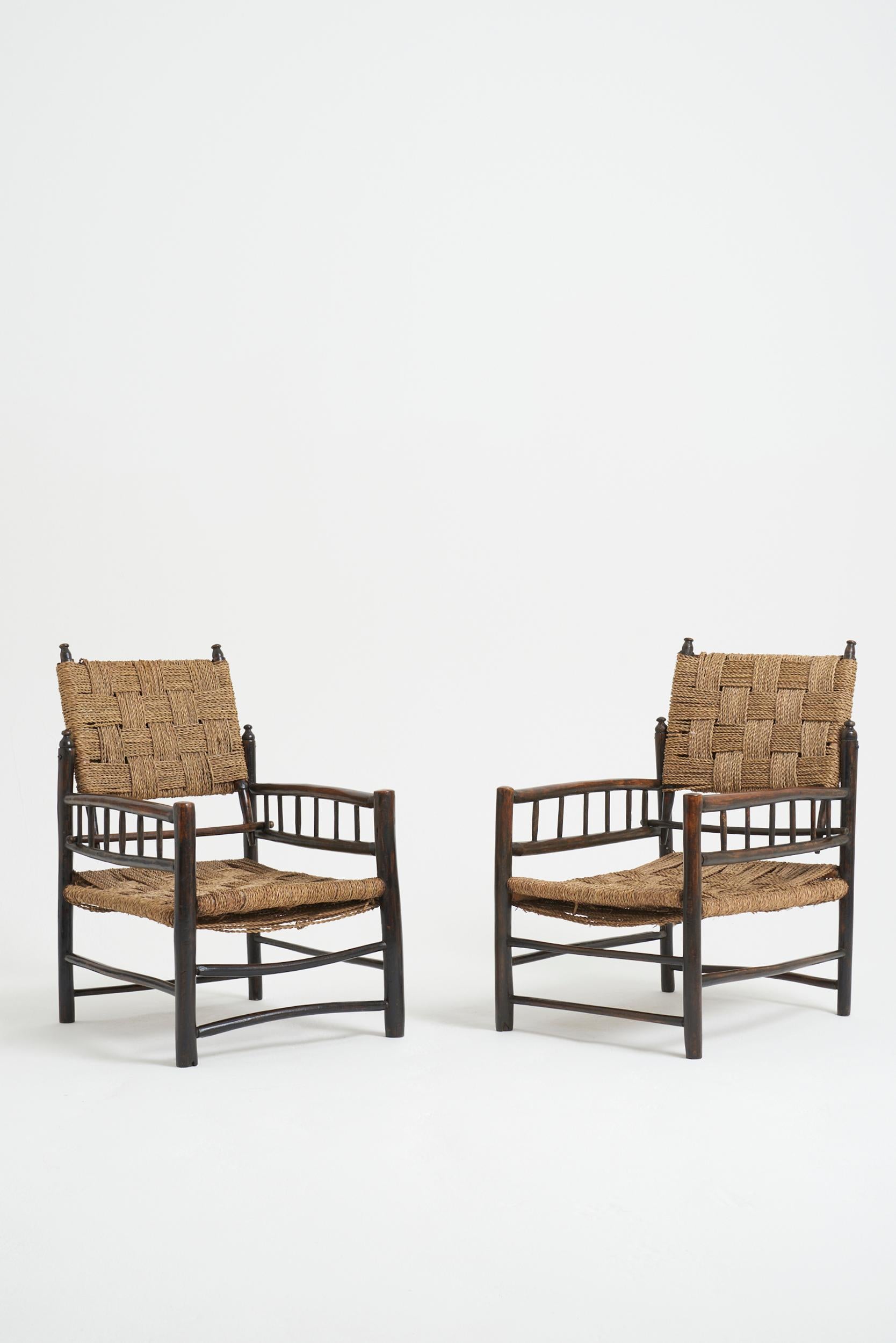 Ein Paar volkstümliche Sessel mit Sitz und Rückenlehne aus Seil.
Frankreich, erste Hälfte des 20. Jahrhunderts
Höhe 81 cm, Breite 51 cm, Tiefe 67 cm, Sitzhöhe 30 cm