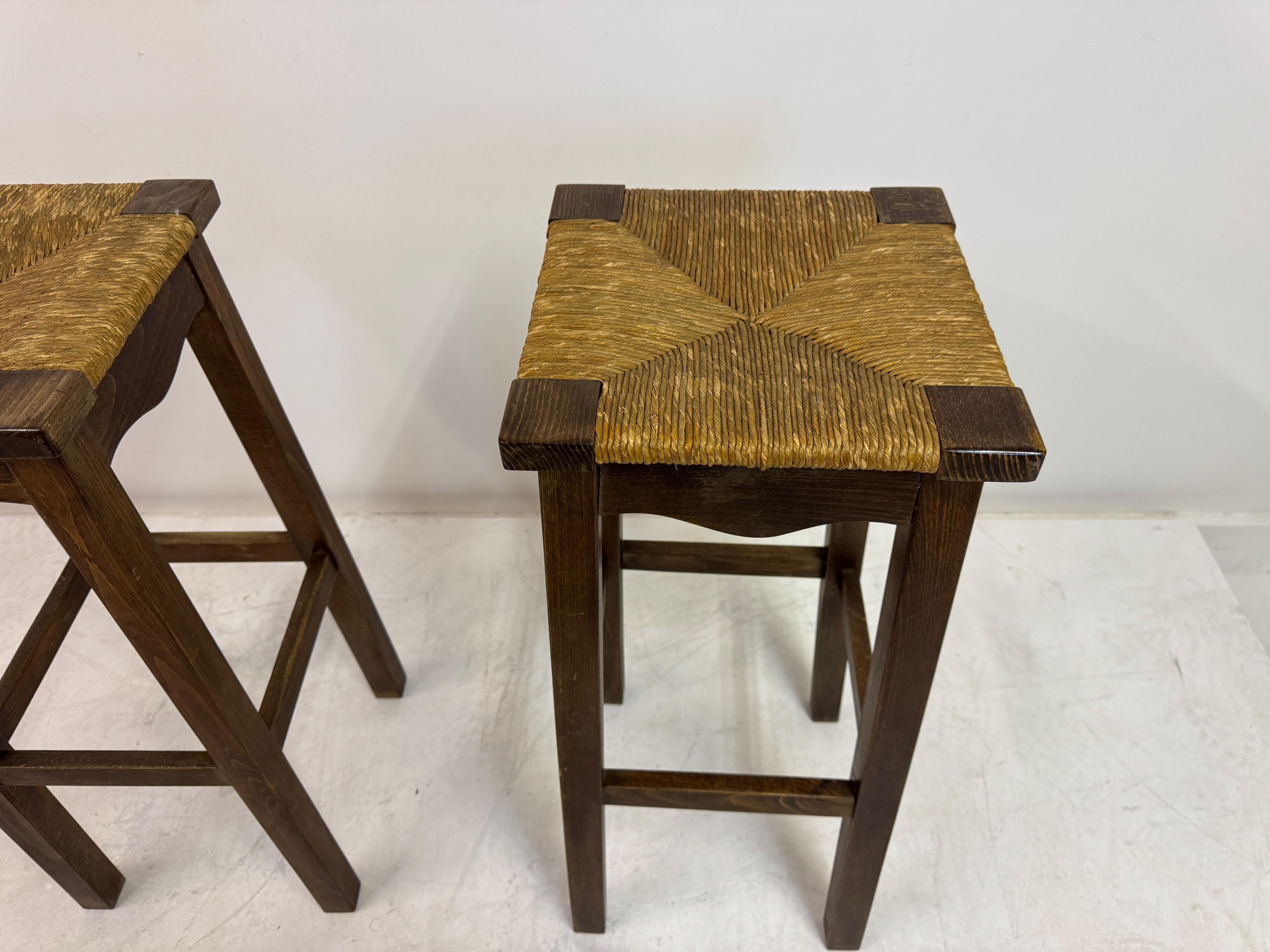Pair of Oak and Rush Bar Stools, France, 20th Century In condizioni buone in vendita a London, London