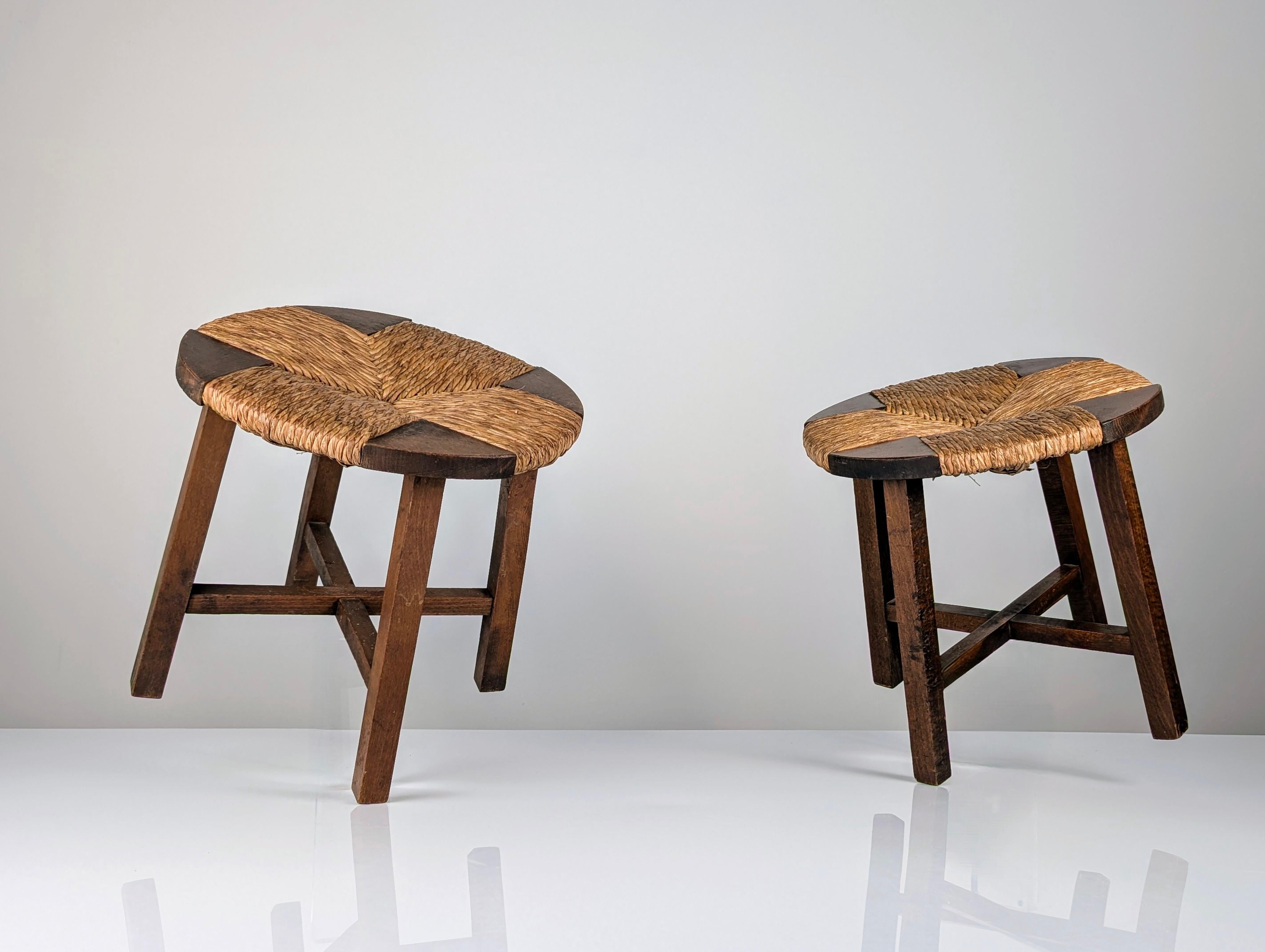 This charming pair of vintage French stools from the 1950s features a sturdy solid oak frame combined with beautifully handwoven rush seats. Their rustic and minimalist design makes them perfect for both modern interiors and traditional spaces. The