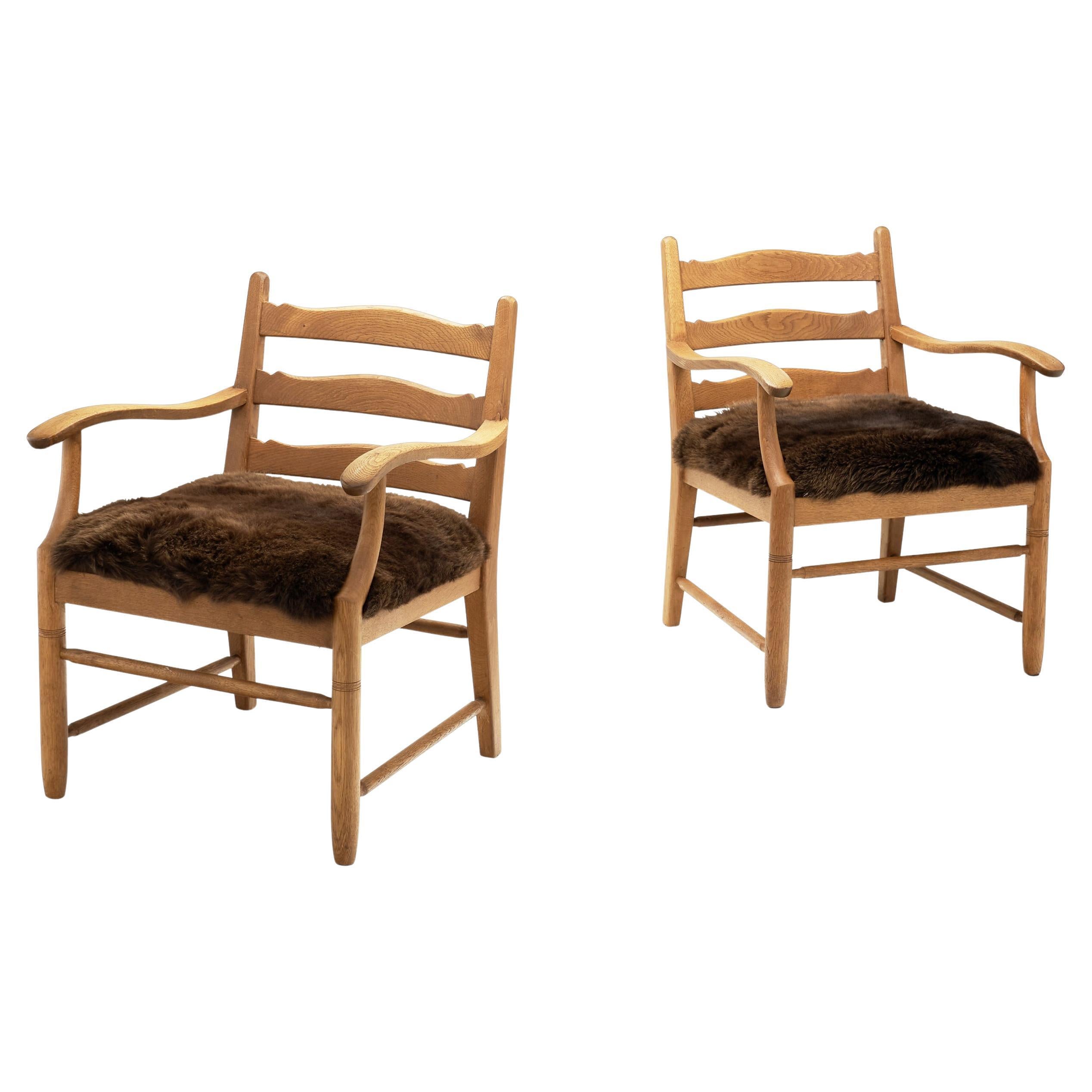 Paire de chaises d'appoint en Oak et peau de mouton, Europe 1960 en vente