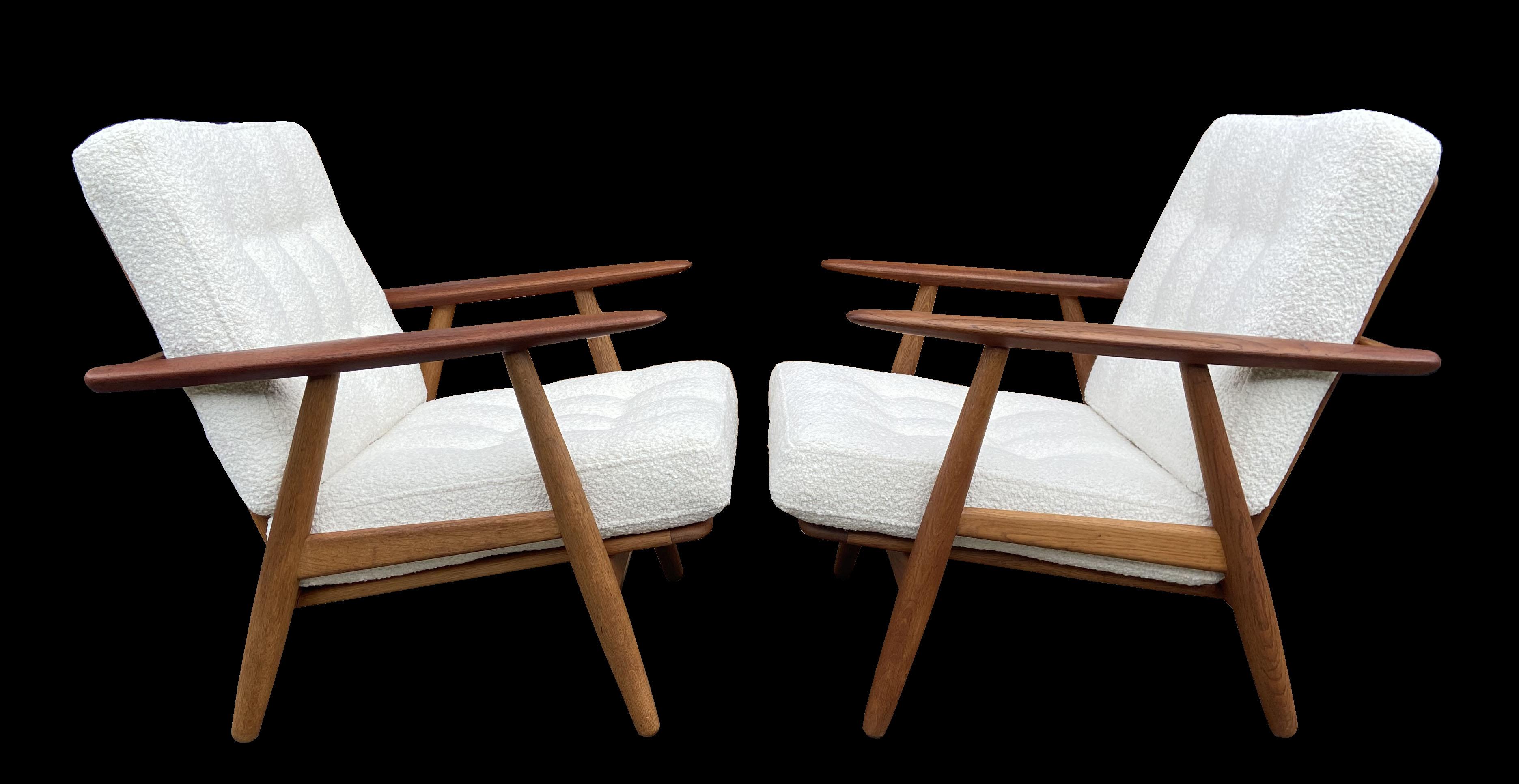Pair of Oak and Teak Cigar Chairs Model Ge240 by Hans J. Wegner for GETAMA In Good Condition In Little Burstead, Essex
