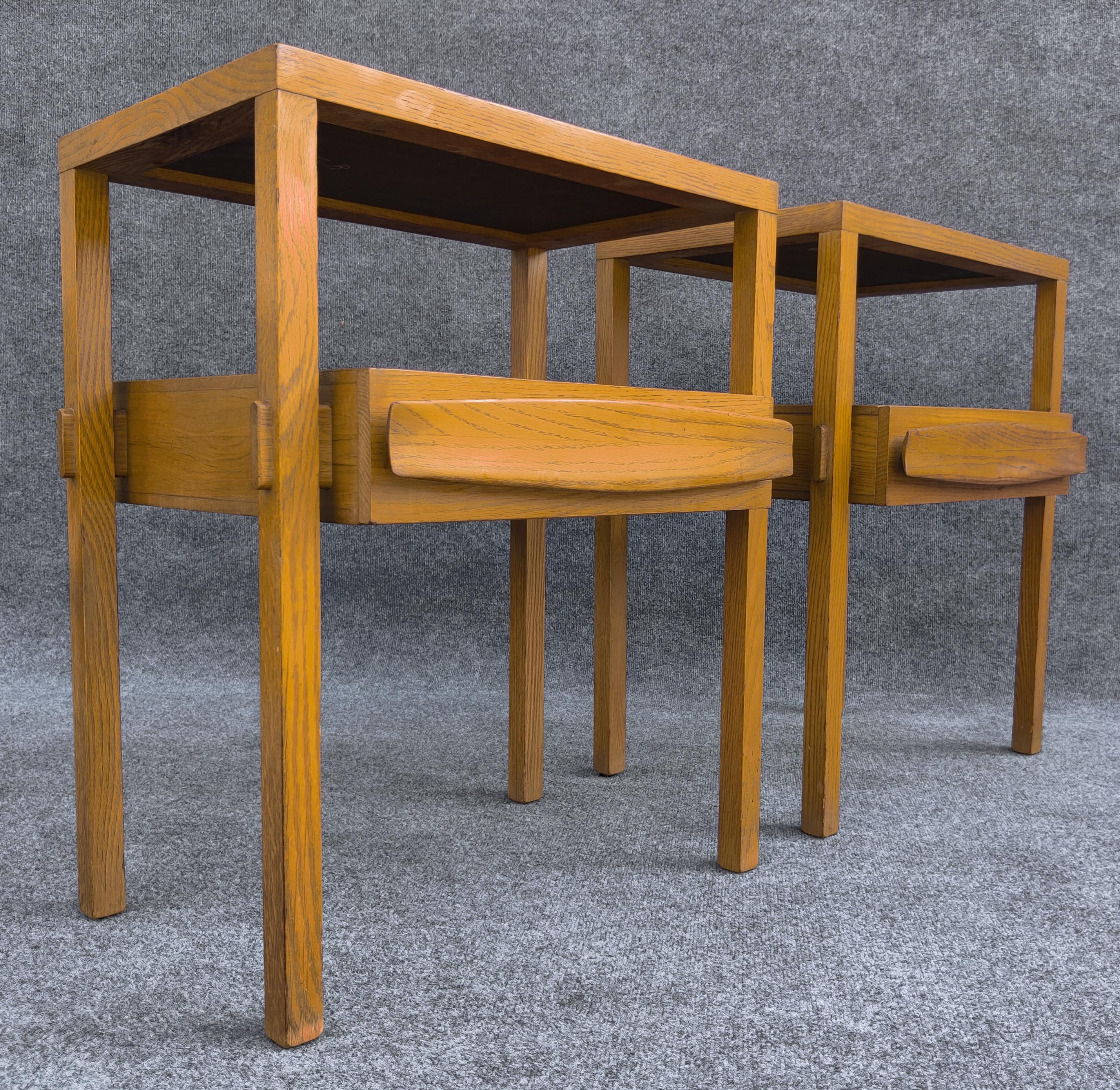 Américain Paire de tables de nuit en chêne sculpturales et architecturales de Harold Schwartz Romweber, années 50 en vente