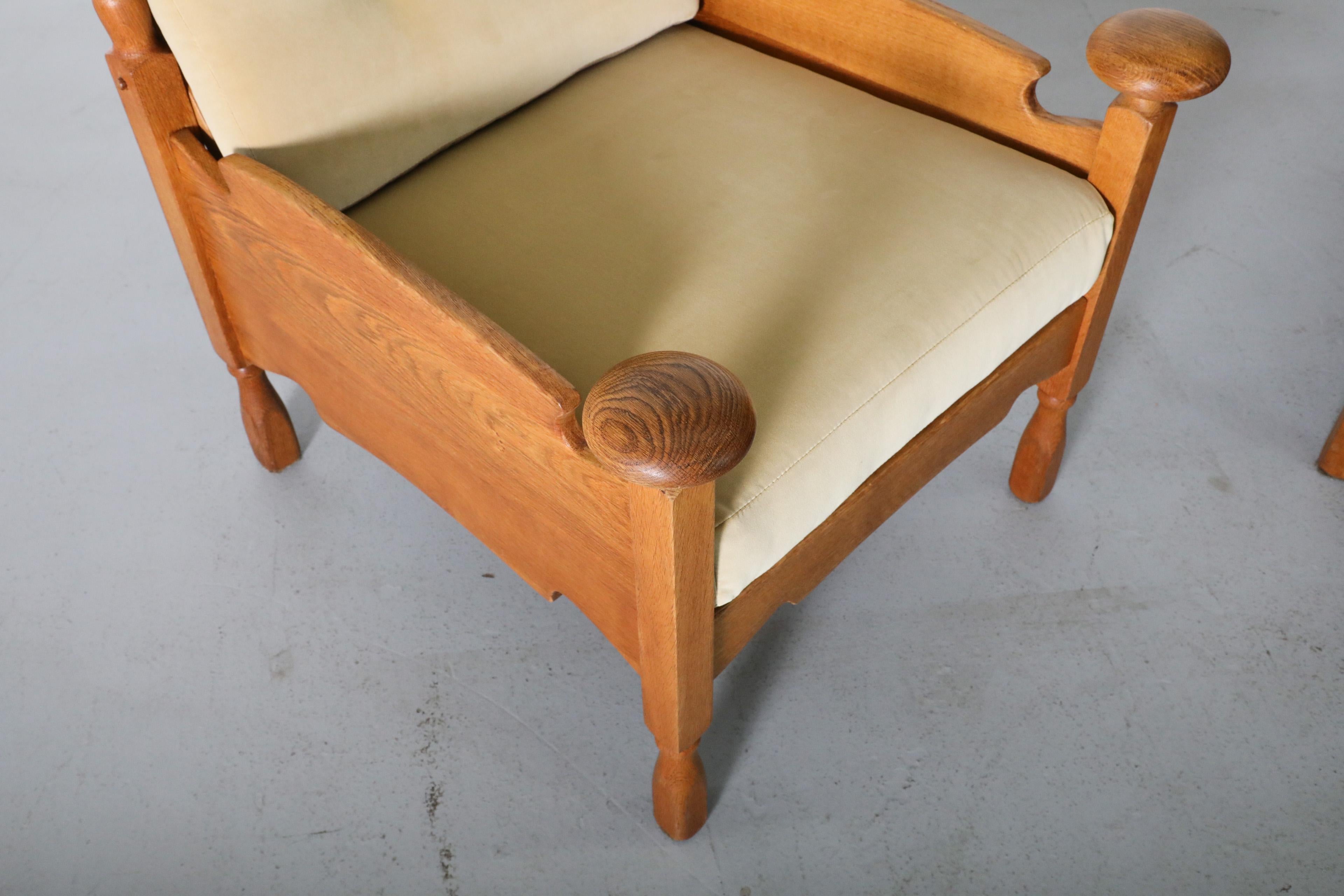 Coppia di sedie da salotto a forma di trono in Oak e velluto, con rifiniture e aste a forma di Horn in vendita 5