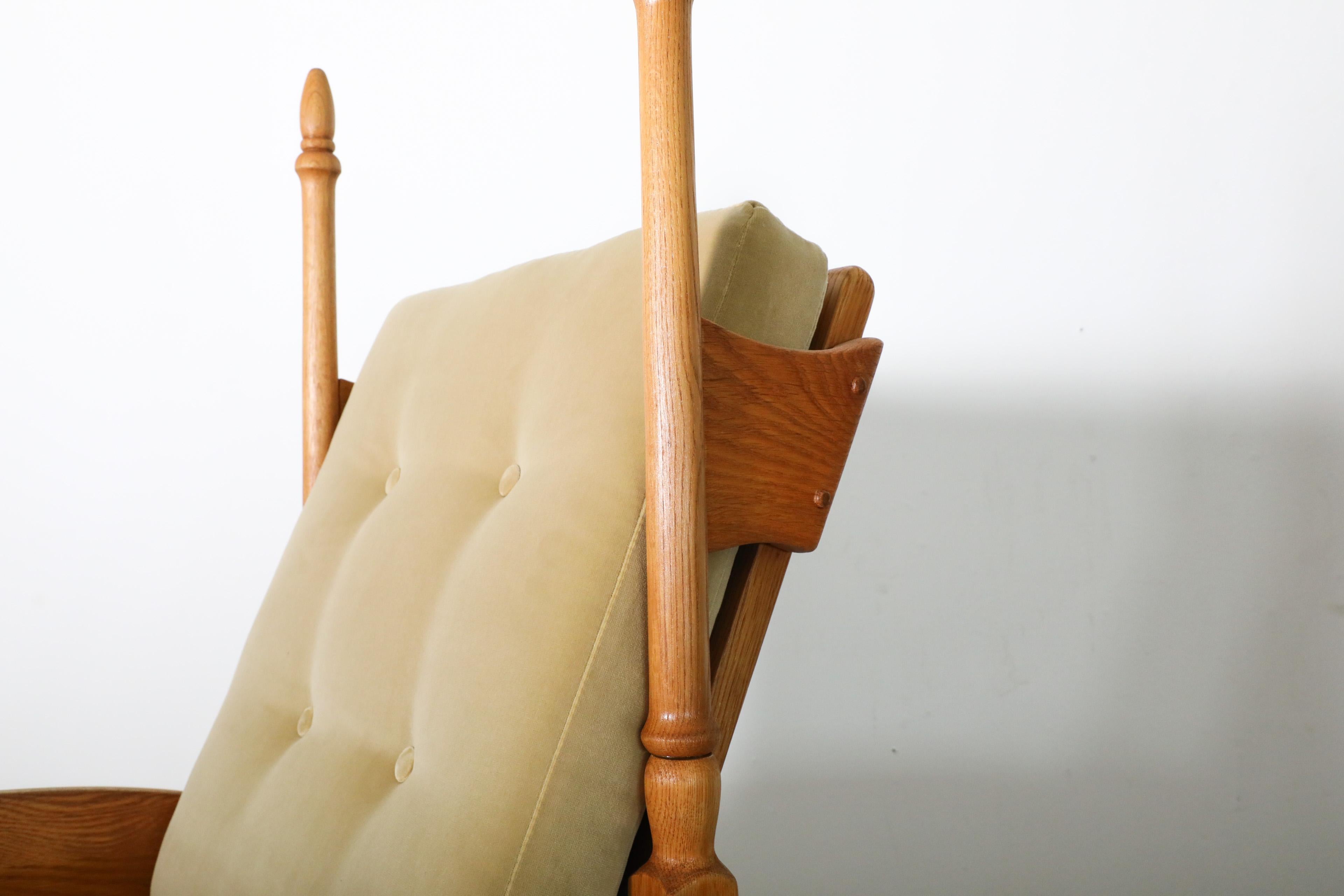 Coppia di sedie da salotto a forma di trono in Oak e velluto, con rifiniture e aste a forma di Horn in vendita 6