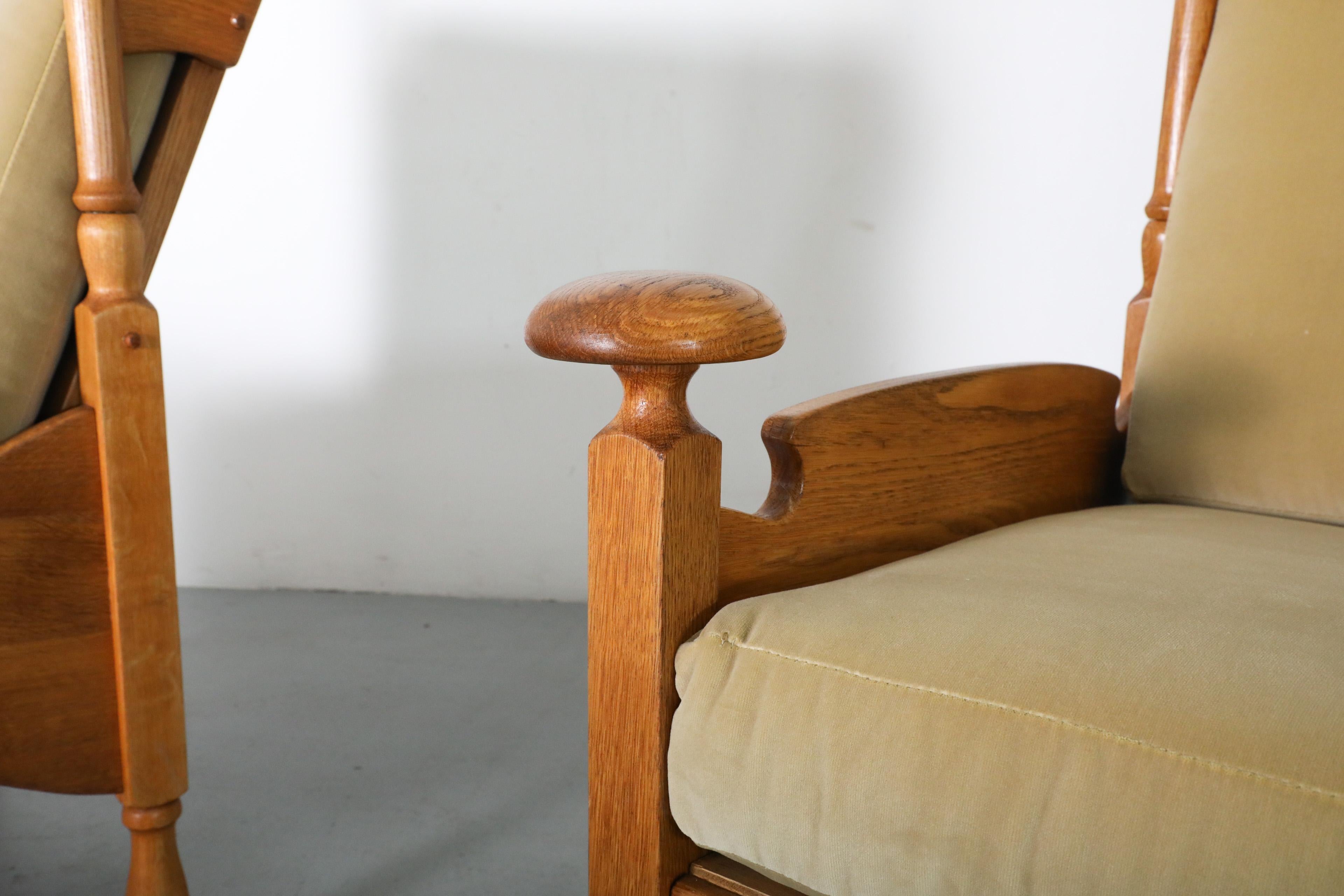Coppia di sedie da salotto a forma di trono in Oak e velluto, con rifiniture e aste a forma di Horn in vendita 9