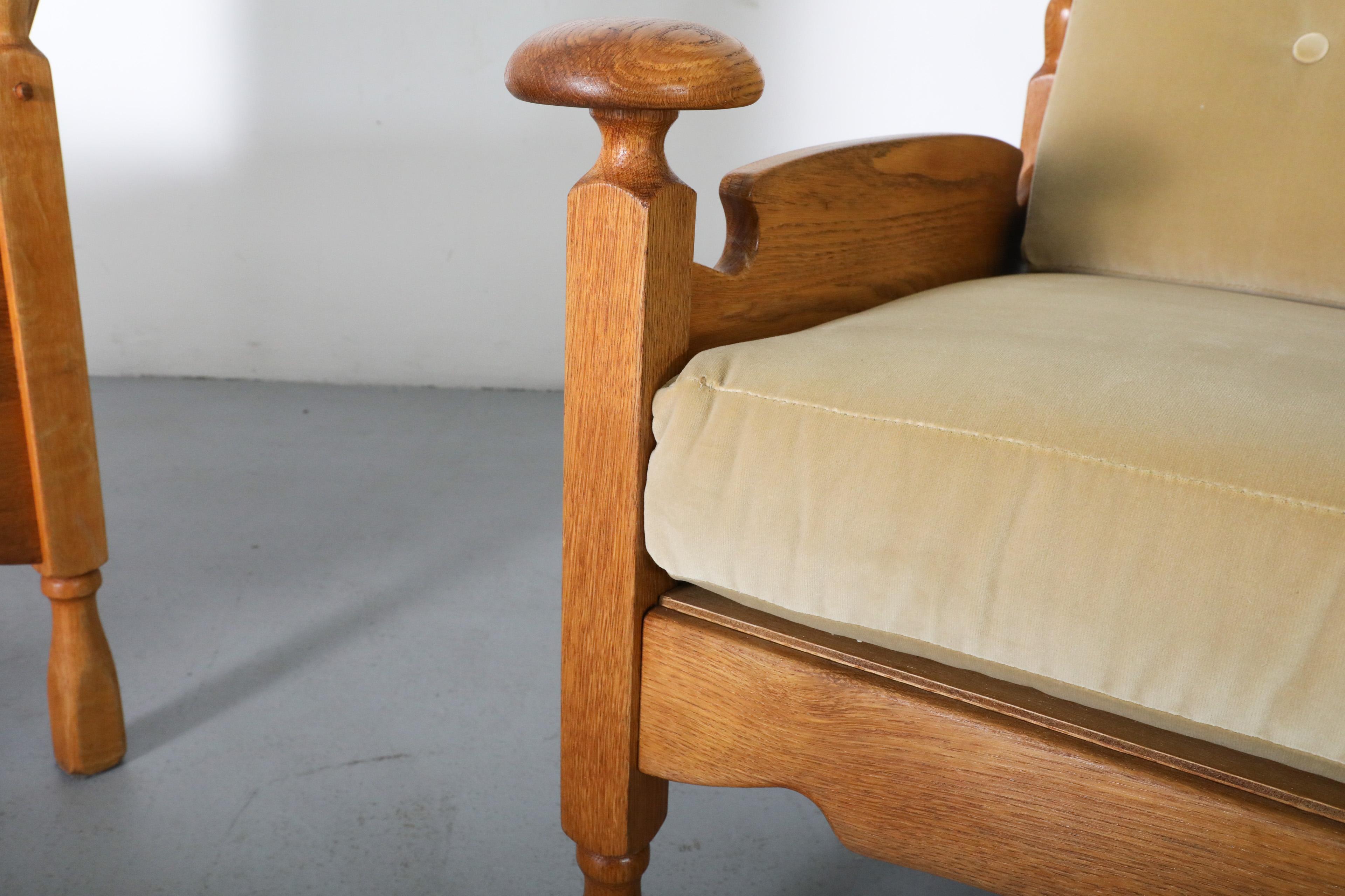 Coppia di sedie da salotto a forma di trono in Oak e velluto, con rifiniture e aste a forma di Horn in vendita 10