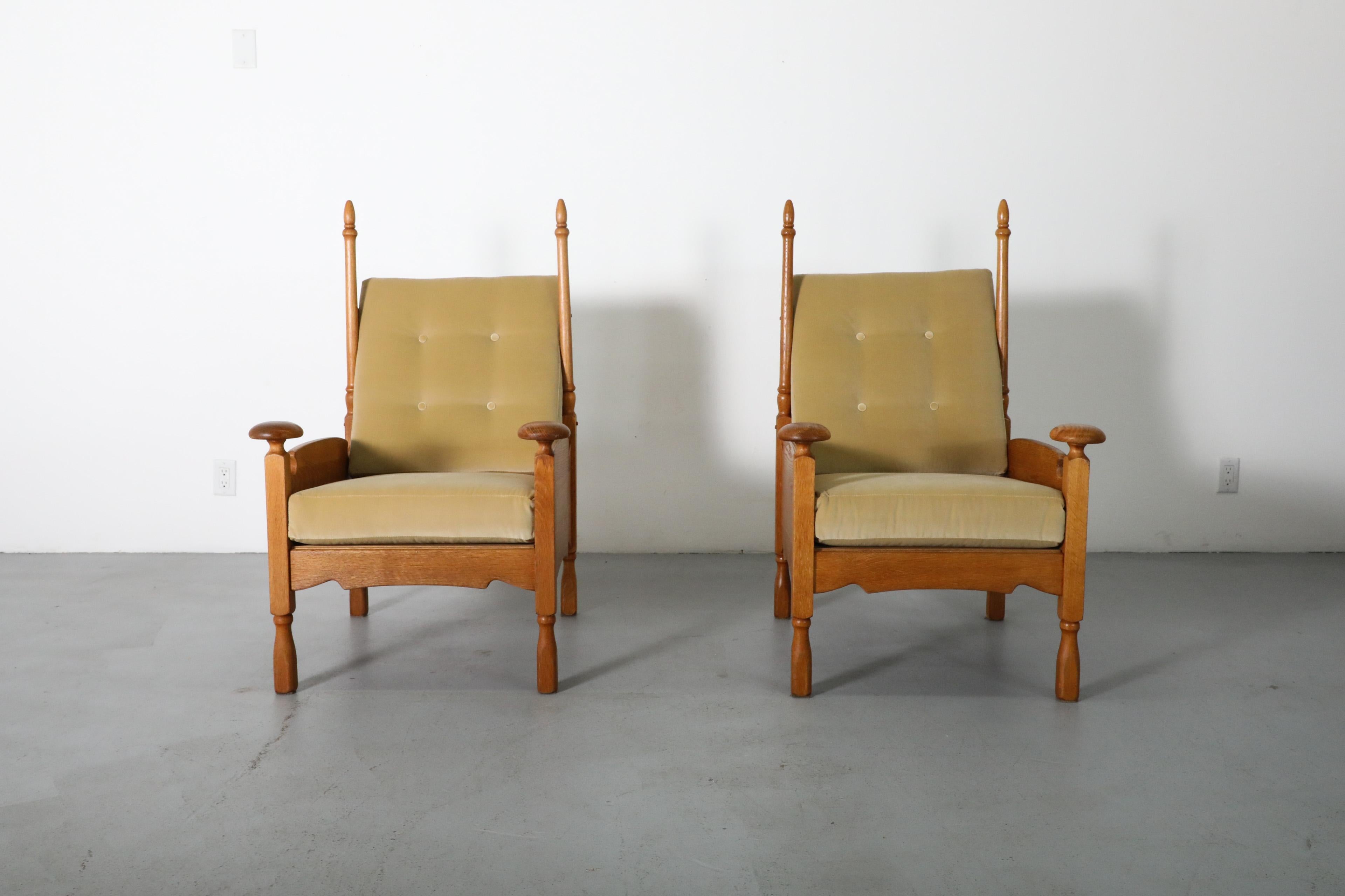 Mid-Century moderno Coppia di sedie da salotto a forma di trono in Oak e velluto, con rifiniture e aste a forma di Horn in vendita