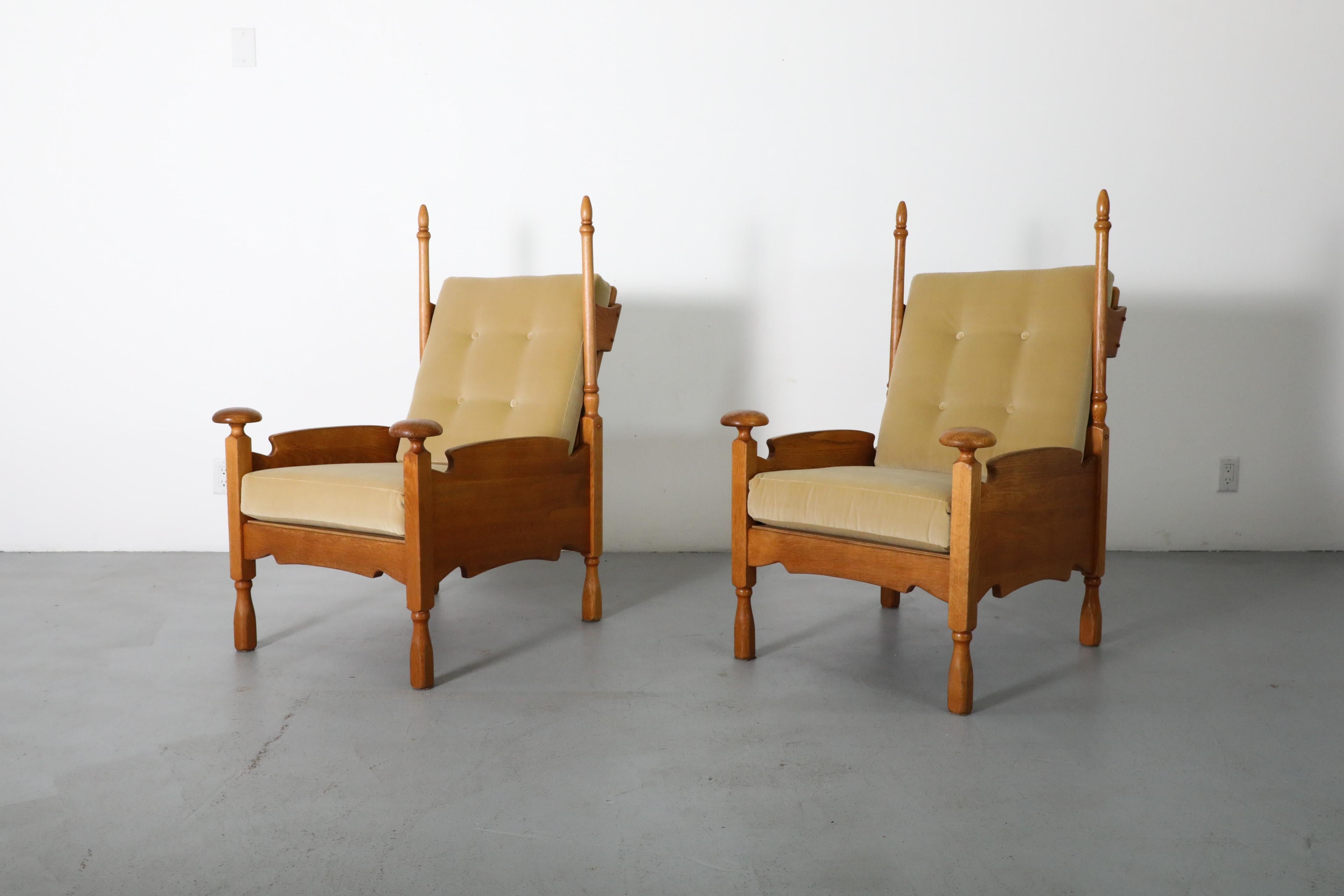 Olandese Coppia di sedie da salotto a forma di trono in Oak e velluto, con rifiniture e aste a forma di Horn in vendita