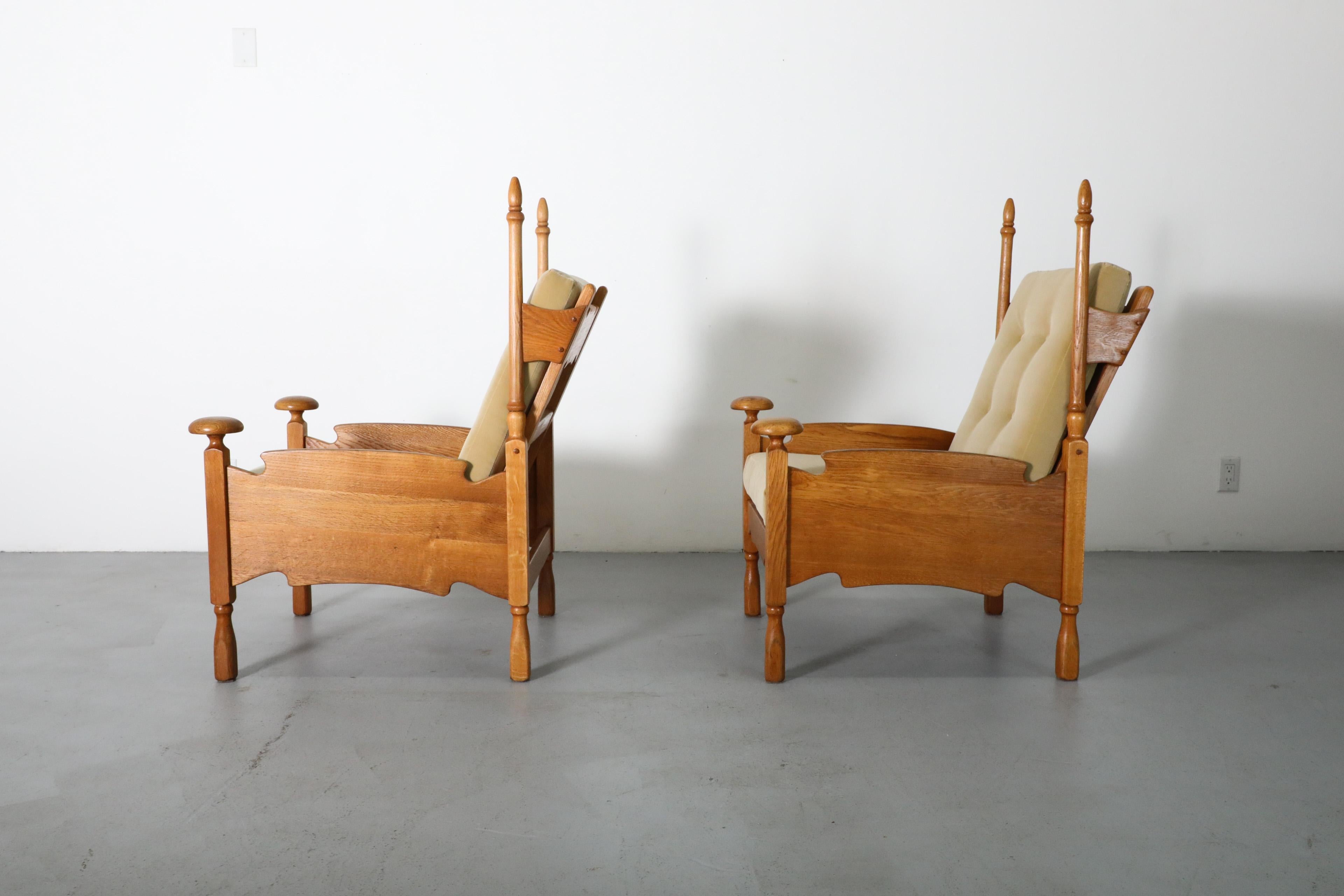 Coppia di sedie da salotto a forma di trono in Oak e velluto, con rifiniture e aste a forma di Horn In condizioni buone in vendita a Los Angeles, CA