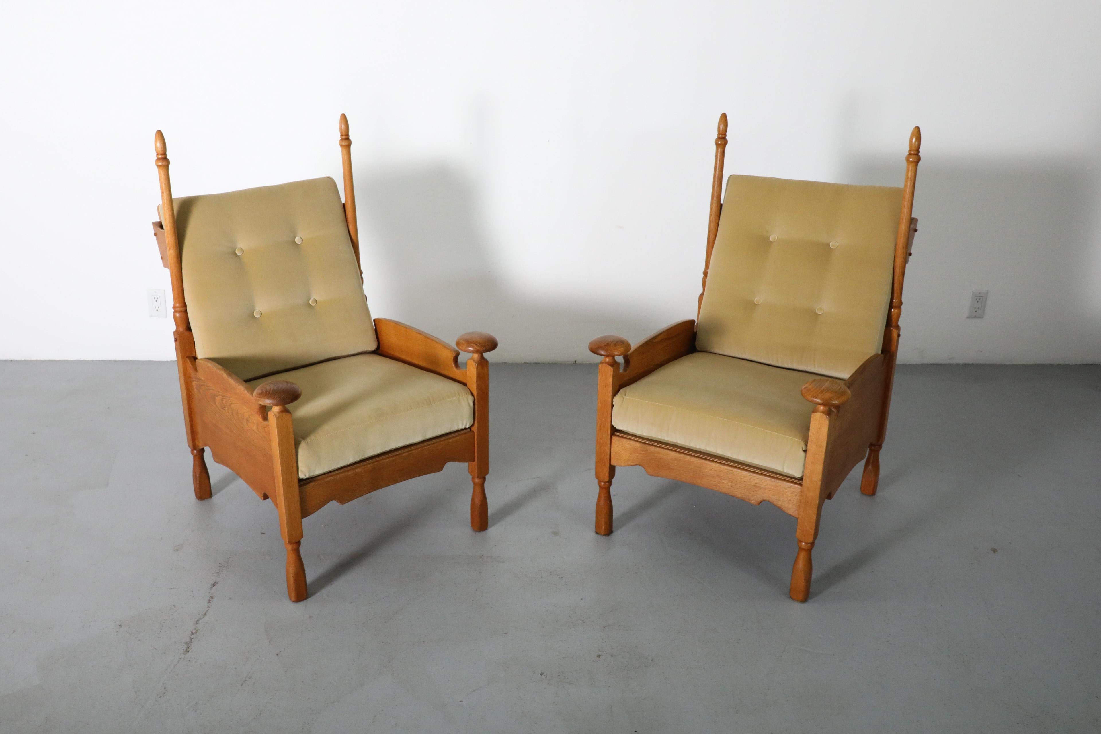 Coppia di sedie da salotto a forma di trono in Oak e velluto, con rifiniture e aste a forma di Horn in vendita 1