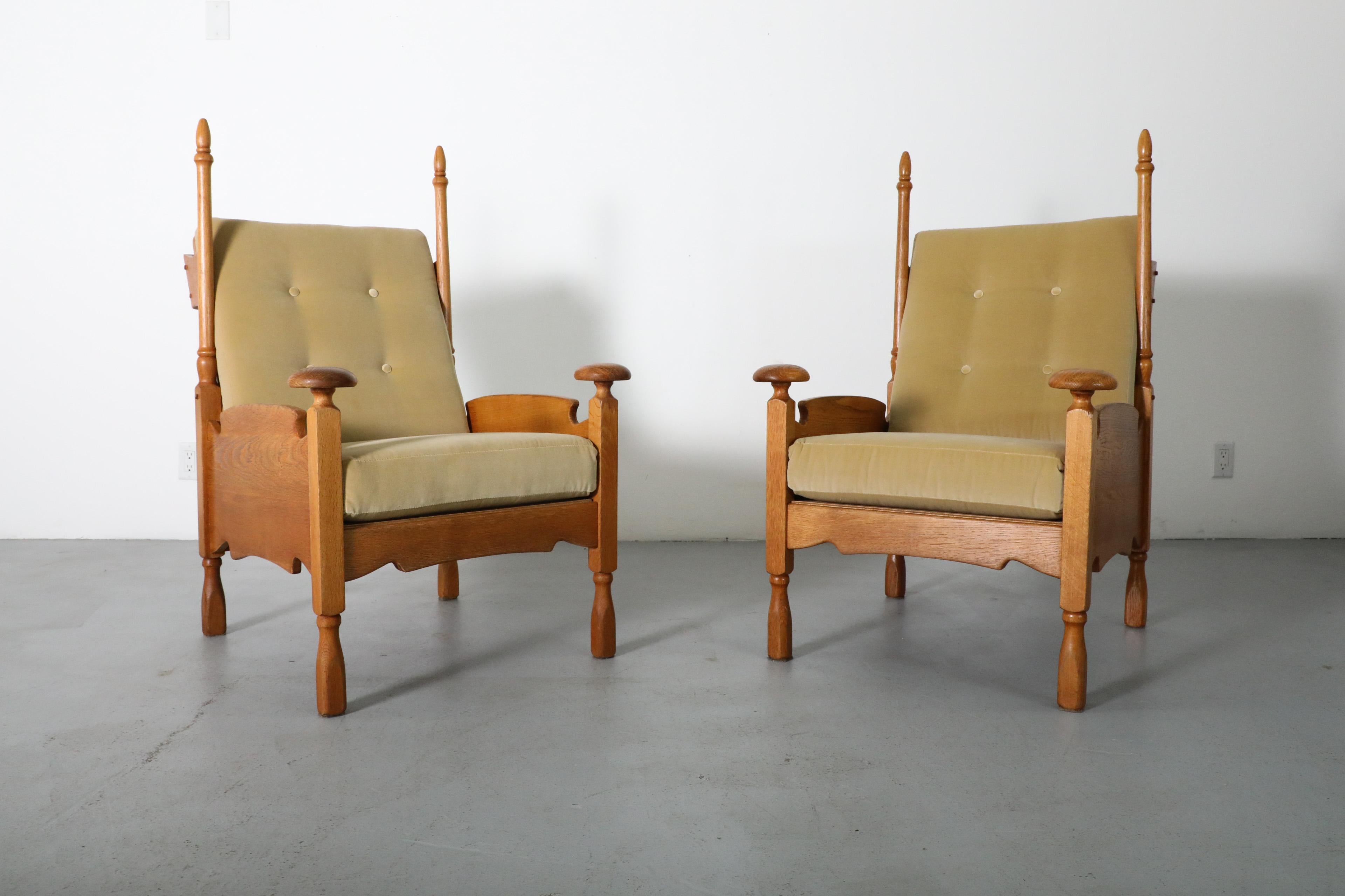Coppia di sedie da salotto a forma di trono in Oak e velluto, con rifiniture e aste a forma di Horn in vendita 2