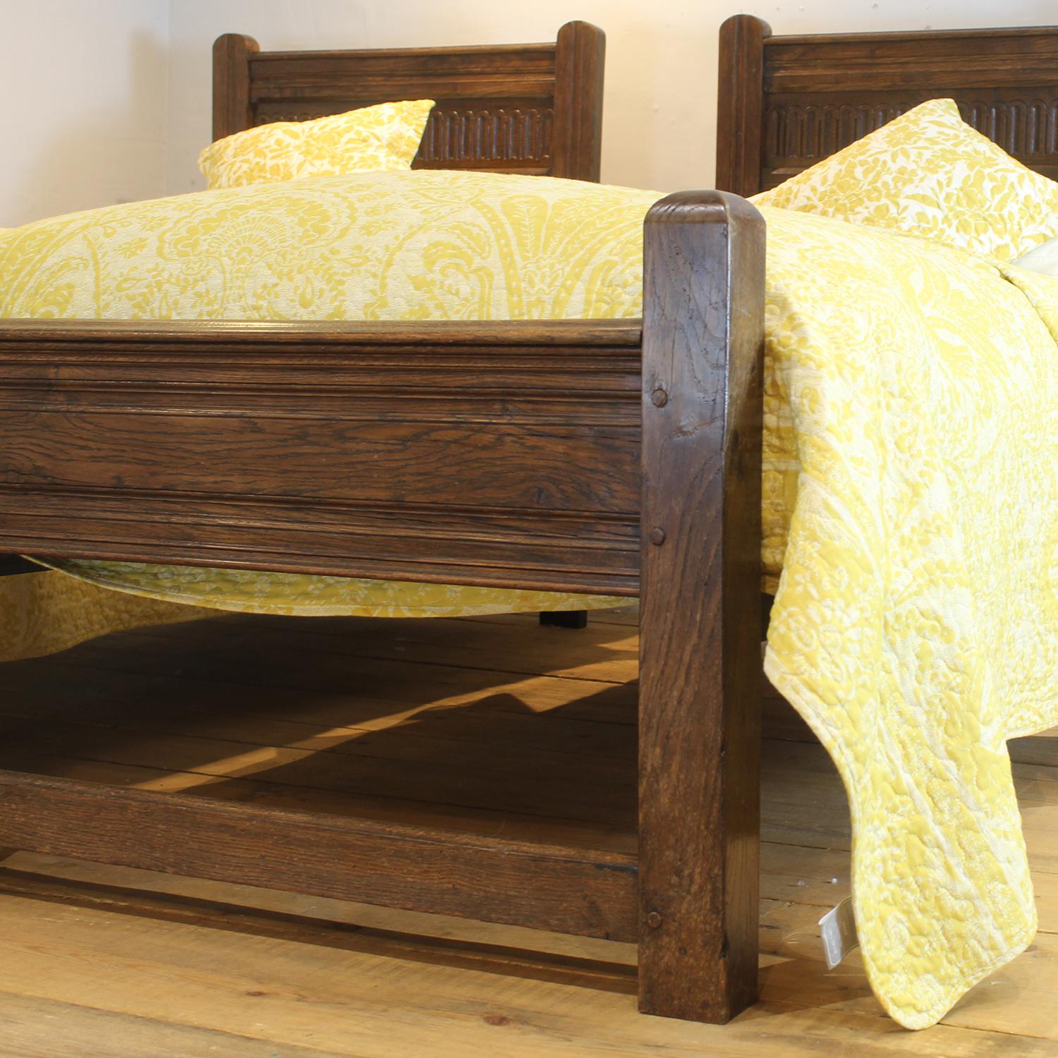 English Pair of Oak Antique Beds WP49 For Sale