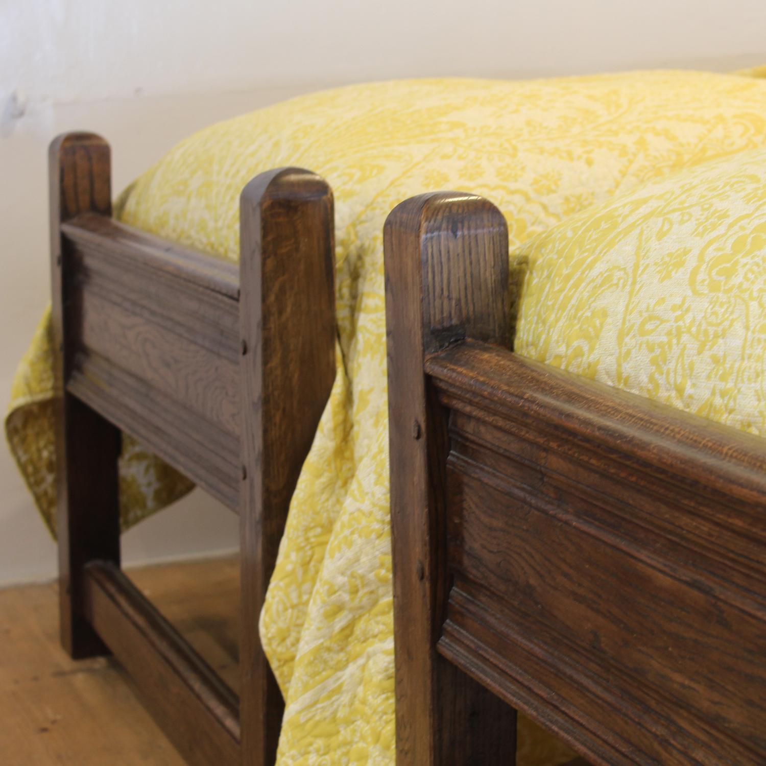 Pair of Oak Antique Beds WP49 In Good Condition For Sale In Wrexham, GB