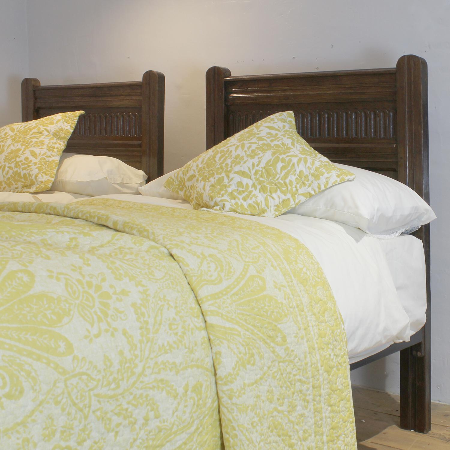 20th Century Pair of Oak Antique Beds WP49 For Sale