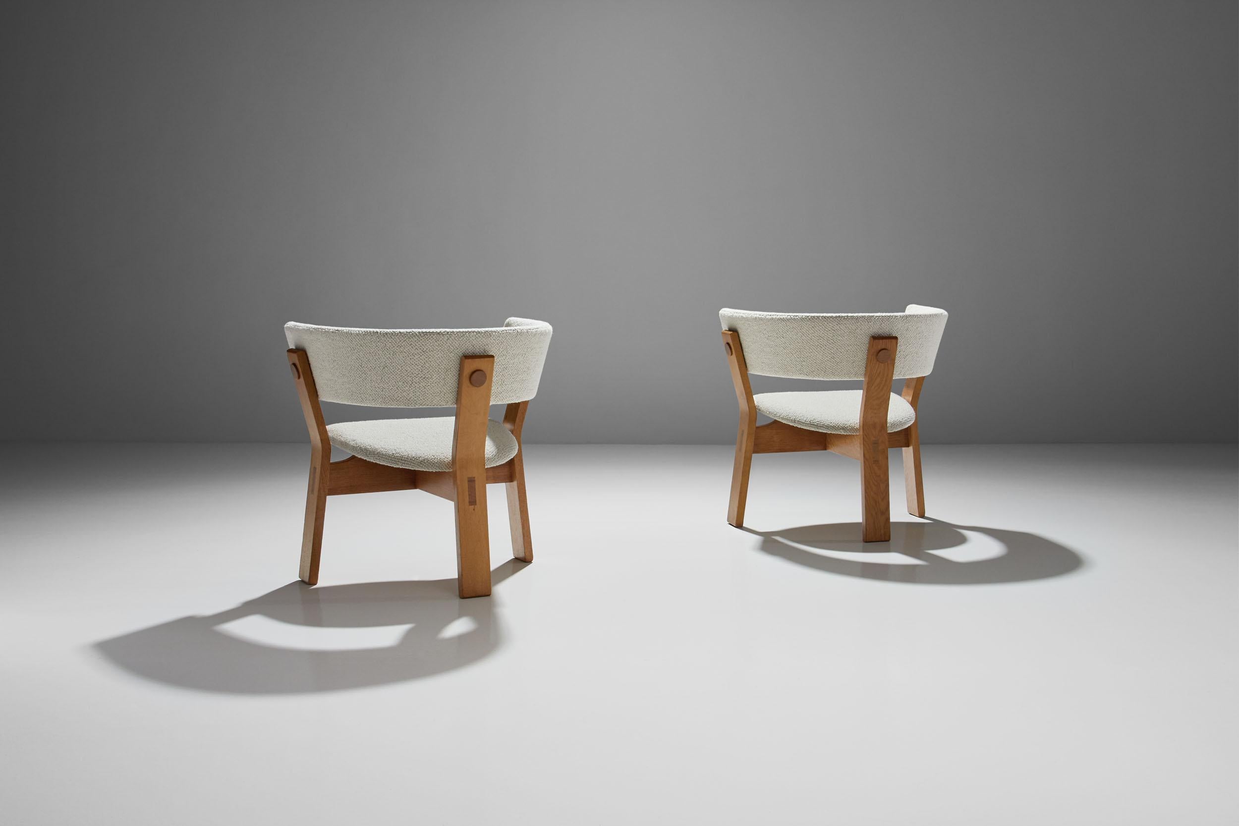 Pair of oak armchairs designed by Steen Østergaard, manufactured by Stol-Ex., Denmark, 1962

This pair of oak armchairs where designed for the Danish Television “TV-Huset” by Steen Østergaard in 1962 and reflect the Danish aesthetic for refined