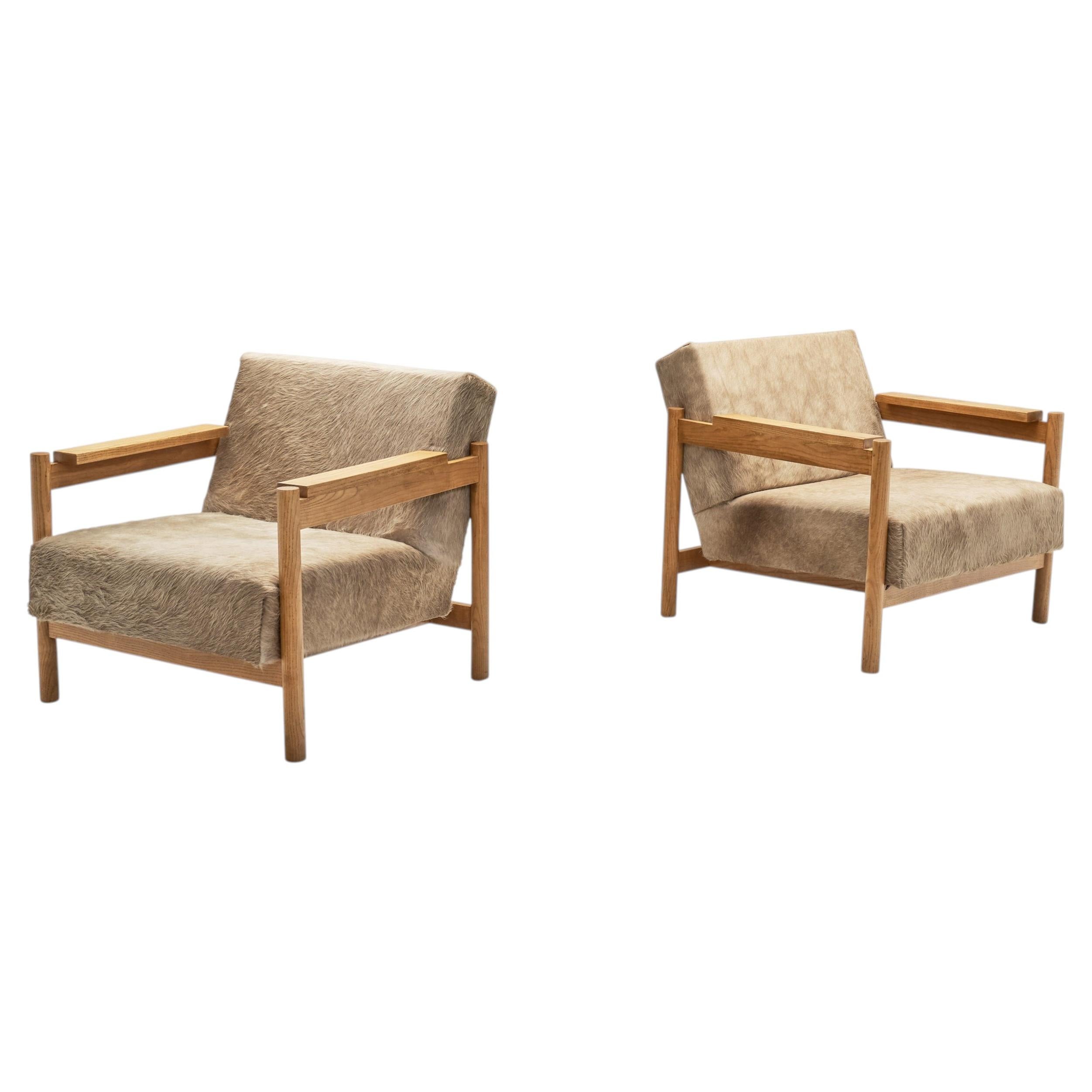 Paire de fauteuils en chêne recouverts de cuir de poney, par Wim Den Boon, Pays-Bas, années 1960 en vente