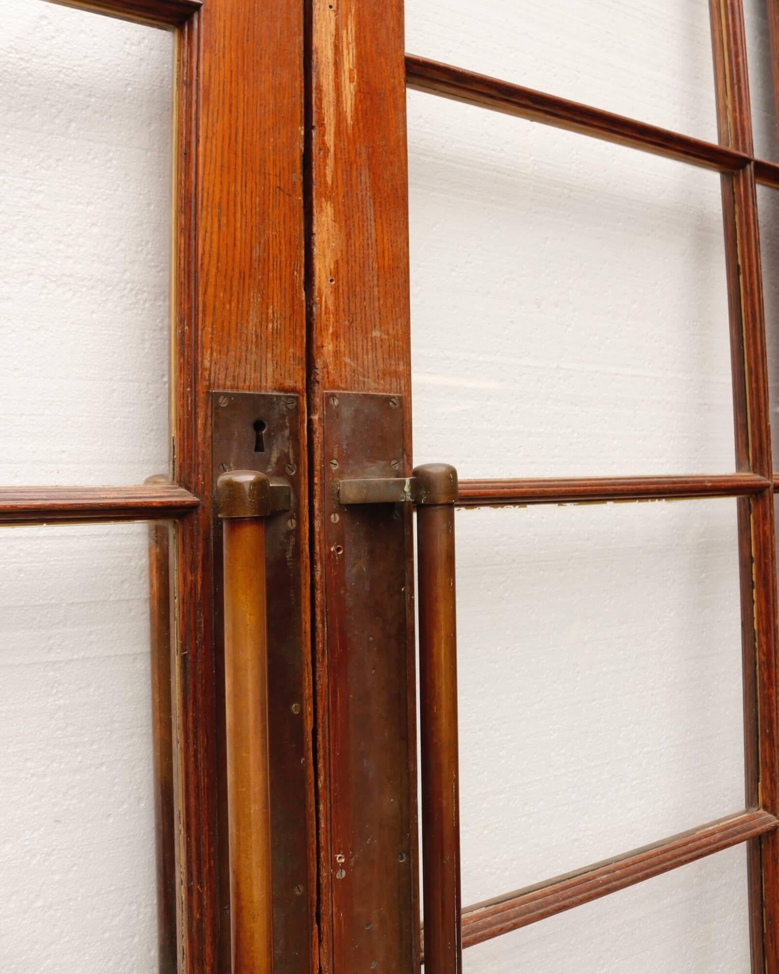 Vernissé Paire de portes intérieures vitrées en Oak Art Deco en vente