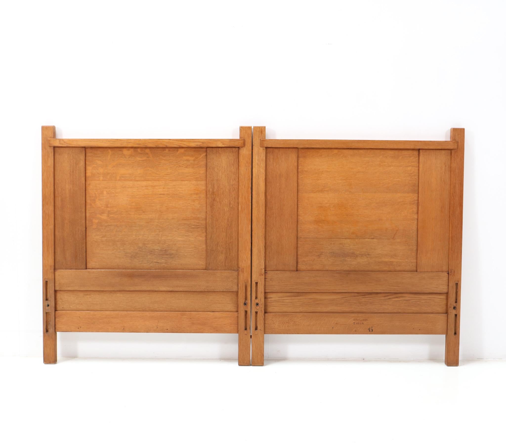 Early 20th Century Pair of Oak Art Deco Modernist Bed Frames by Hendrik Wouda for Pander, 1924