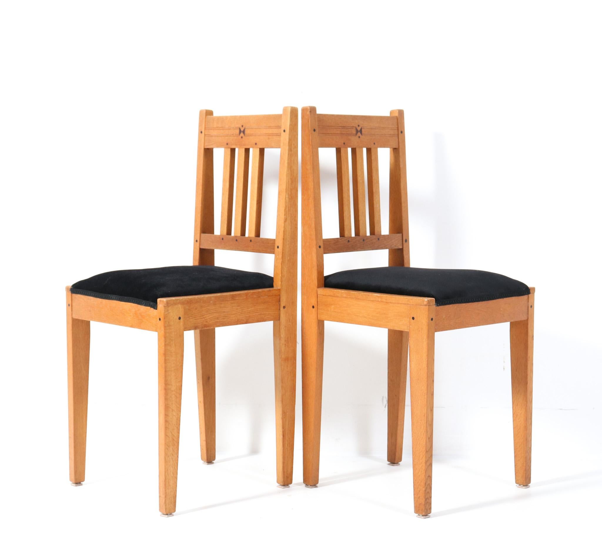 Magnifique et rare paire de chaises d'appoint Arts & Crafts Art Nouveau.
Design par Jac. van den Bosch.
Un design néerlandais saisissant des années 1900.
Cadres en chêne massif avec broches décoratives en ébène massif.
Les deux sièges sont