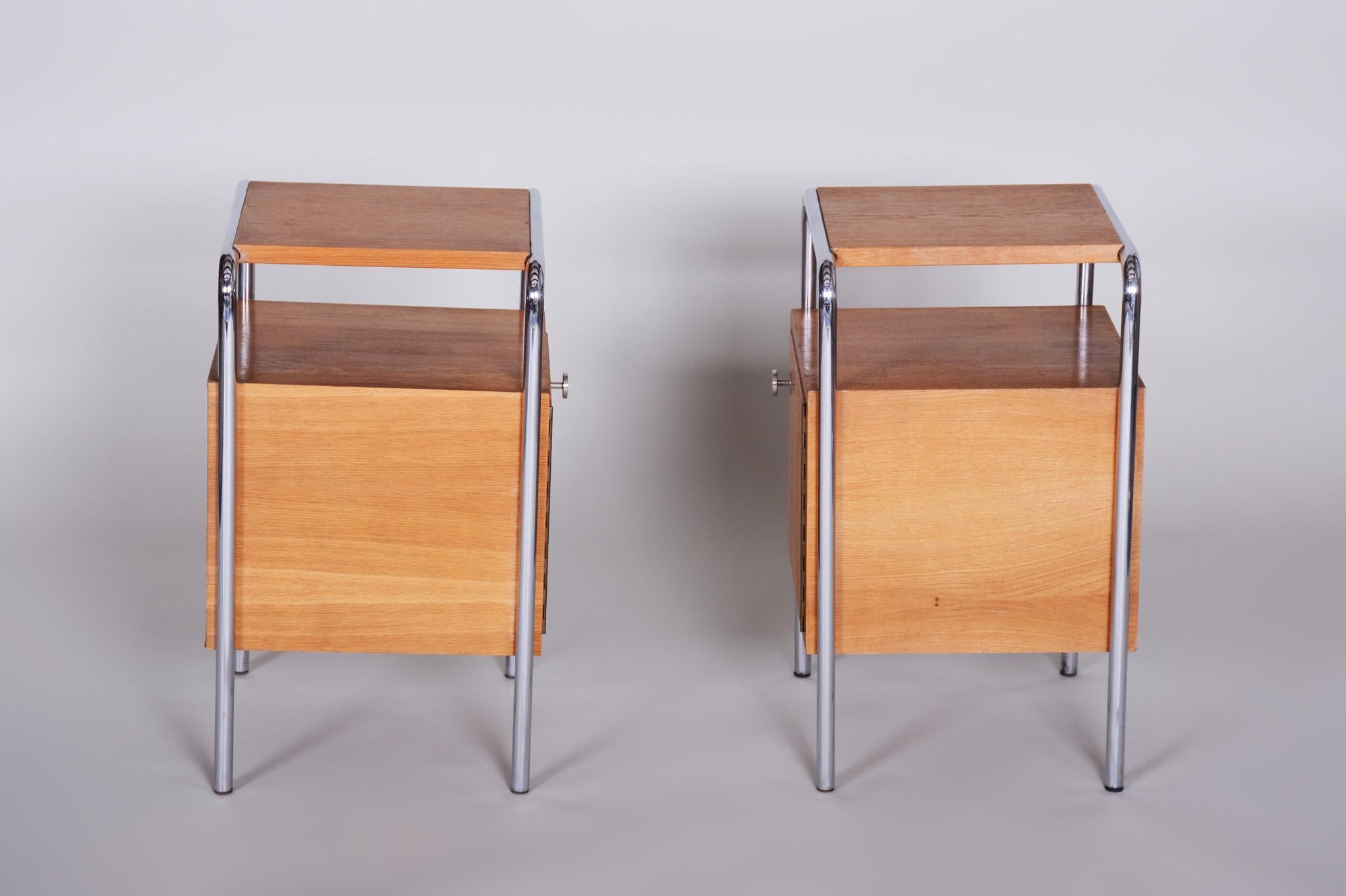 Mid-20th Century Pair of Oak Bauhaus Bed-Side Tables, Maker Robert Slezak, Czechoslovakia, 1930s