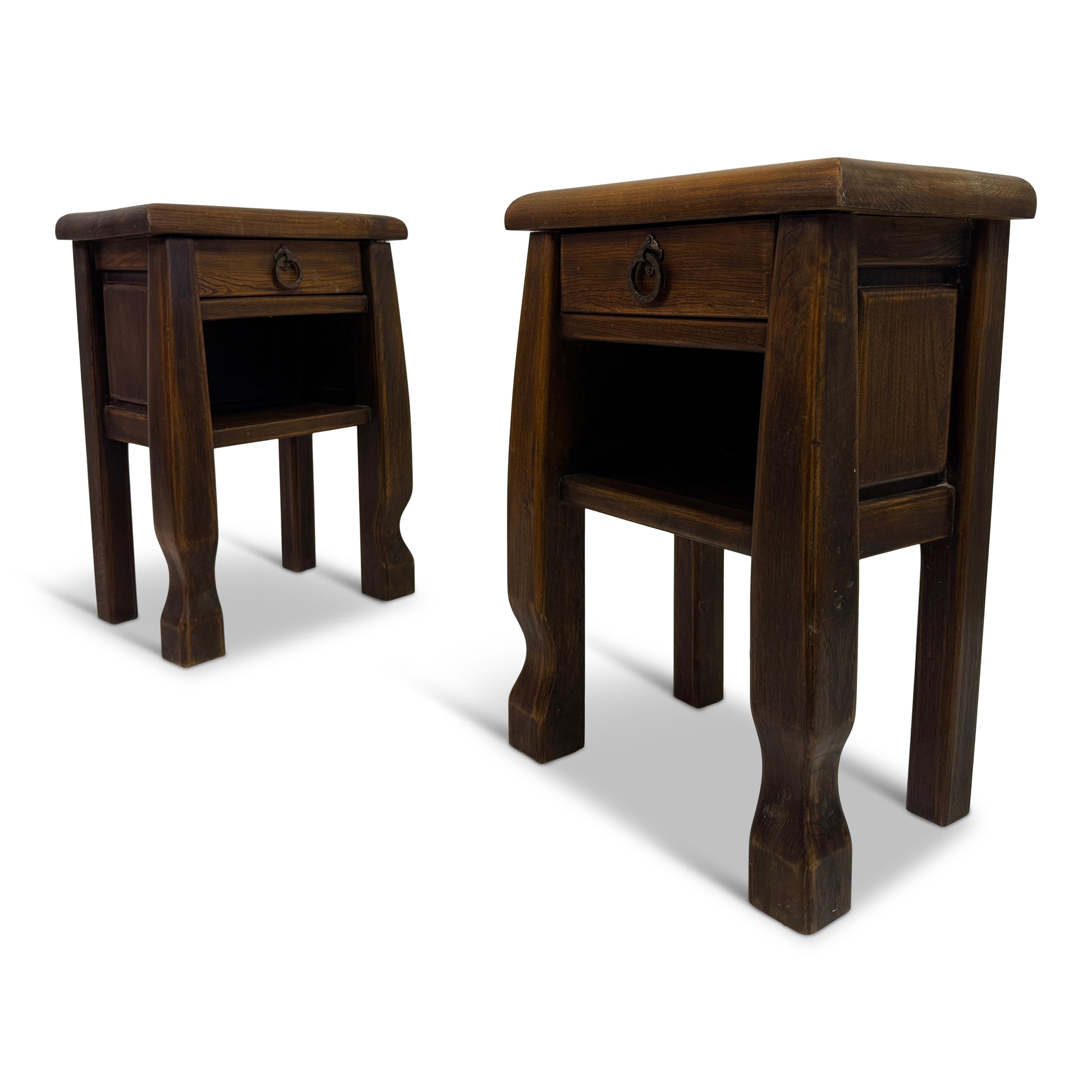Coppia di comodini in Oak nello stile di Olavi Hänninen, Continentale, XX secolo

Coppia di comodini in quercia nello stile del designer finlandese Olavi Hänninen, metà del XX secolo. Costruiti in rovere massiccio con una finitura ricca e scura, i