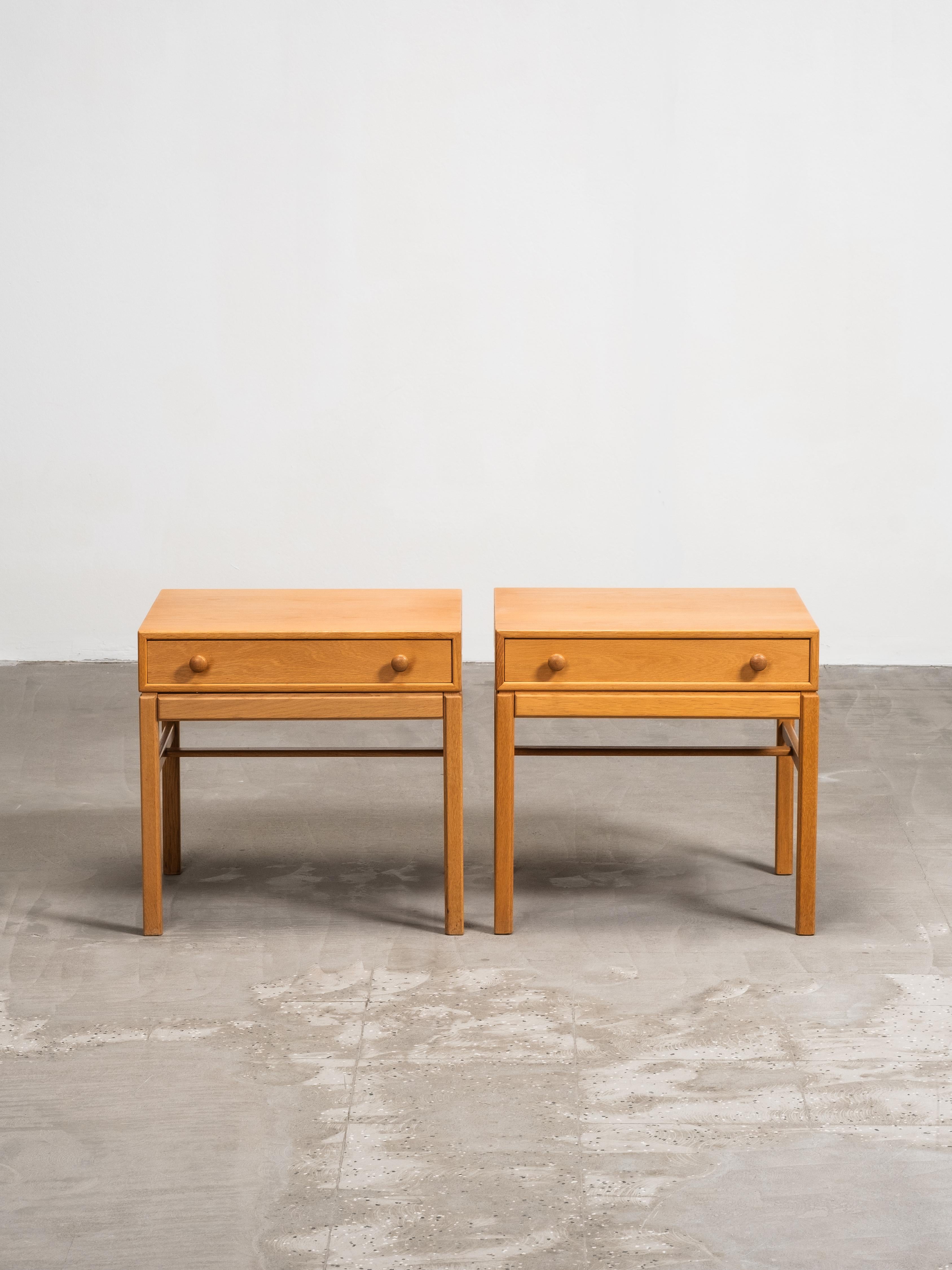 Paire de tables de chevet en chêne Model No No par Engström & Myrstrand, Suède, années 1960 en vente 4