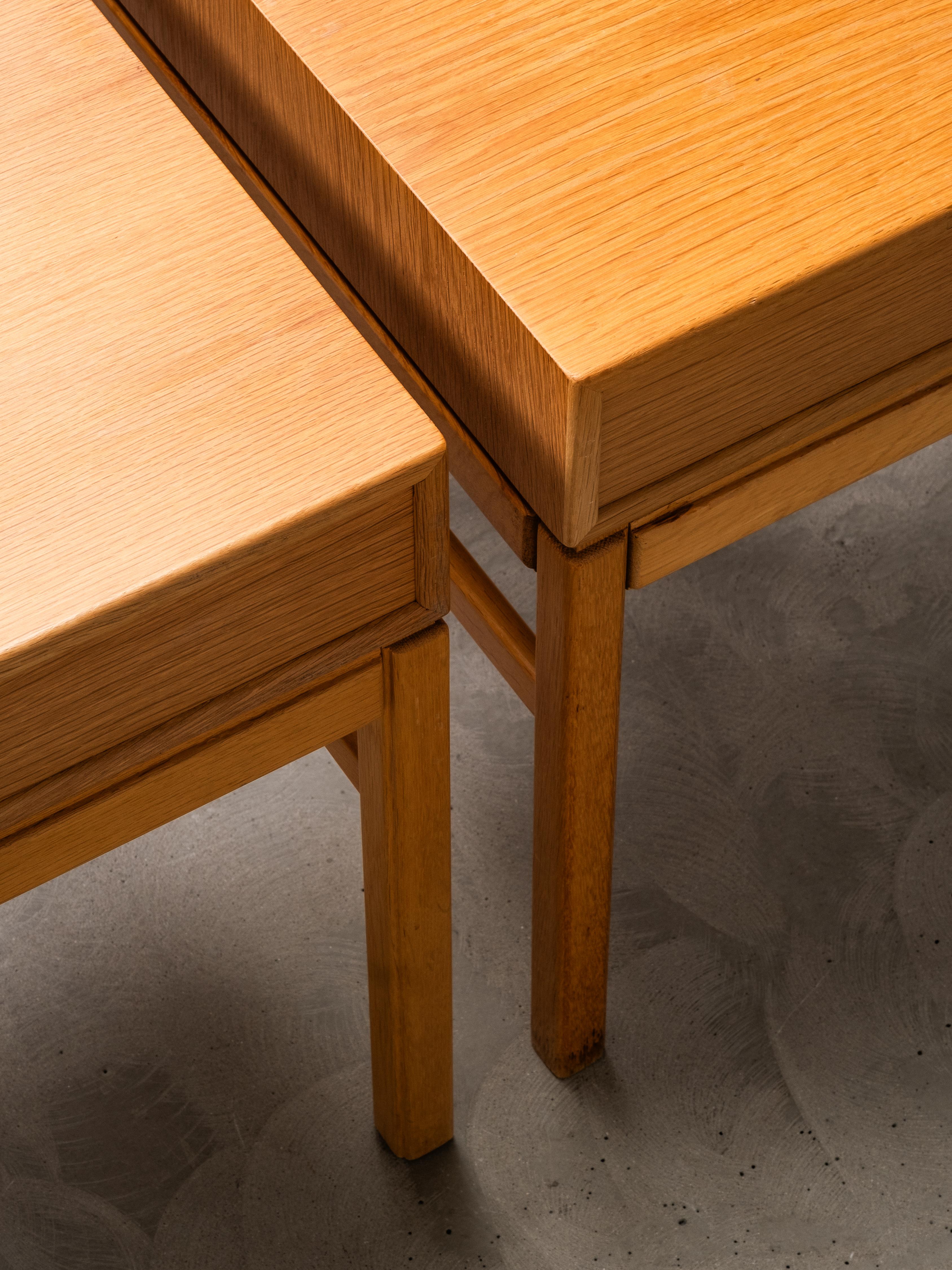 Paire de tables de chevet en chêne Model No No par Engström & Myrstrand, Suède, années 1960 en vente 7