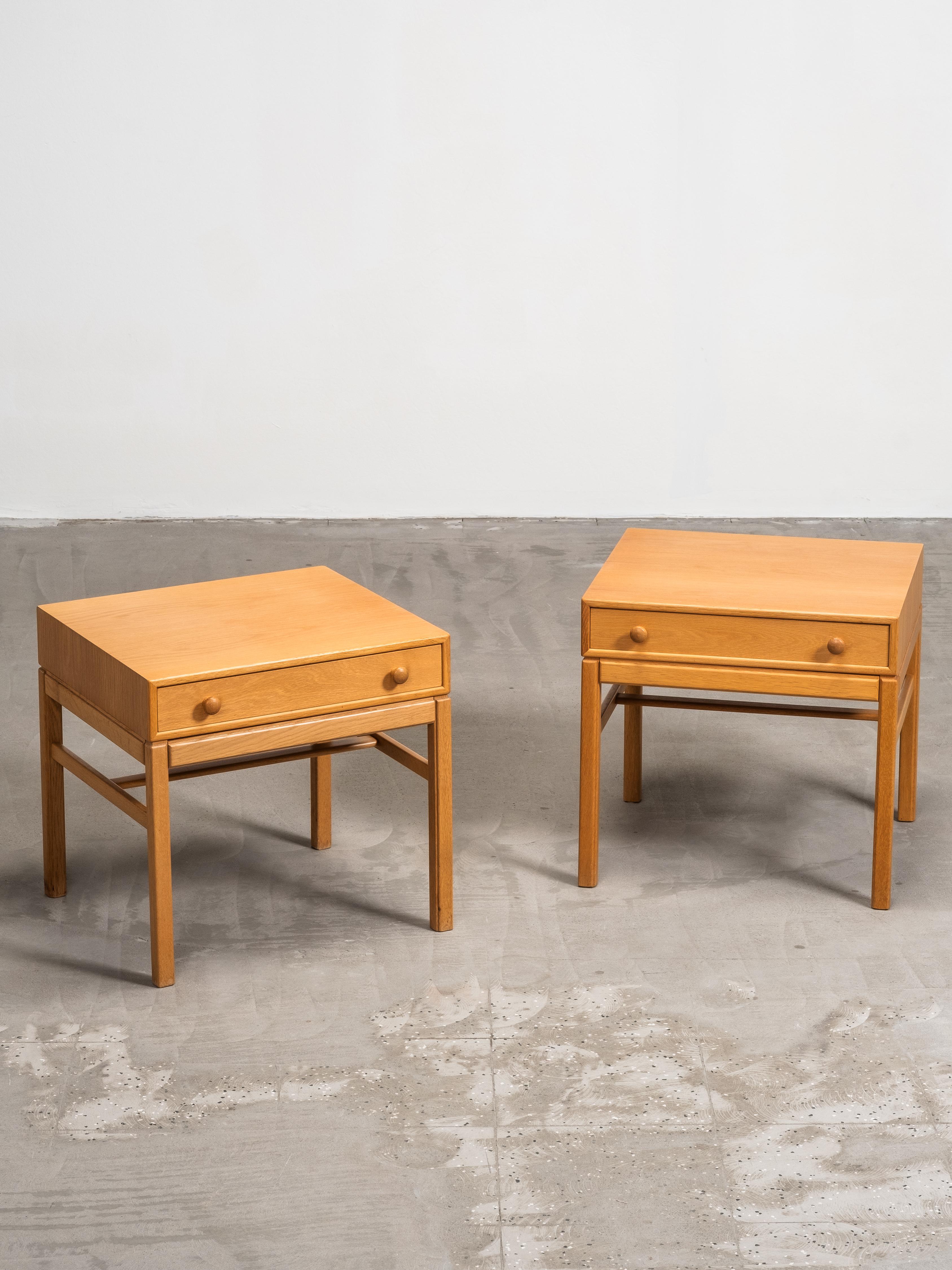 Scandinave moderne Paire de tables de chevet en chêne Model No No par Engström & Myrstrand, Suède, années 1960 en vente